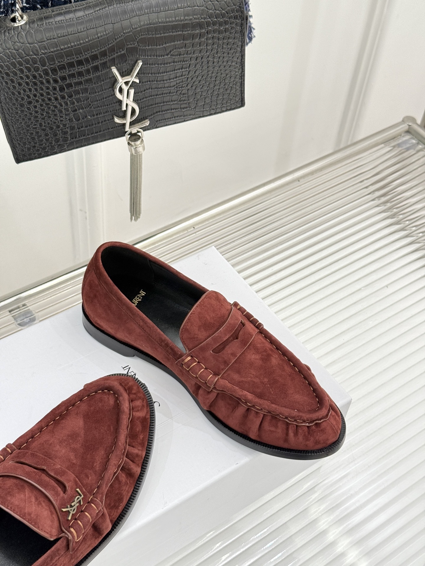 (备注:飞机盒加10)
Saint Lauren*YSL圣罗兰25WF新品
YSL小logo乐福鞋
标