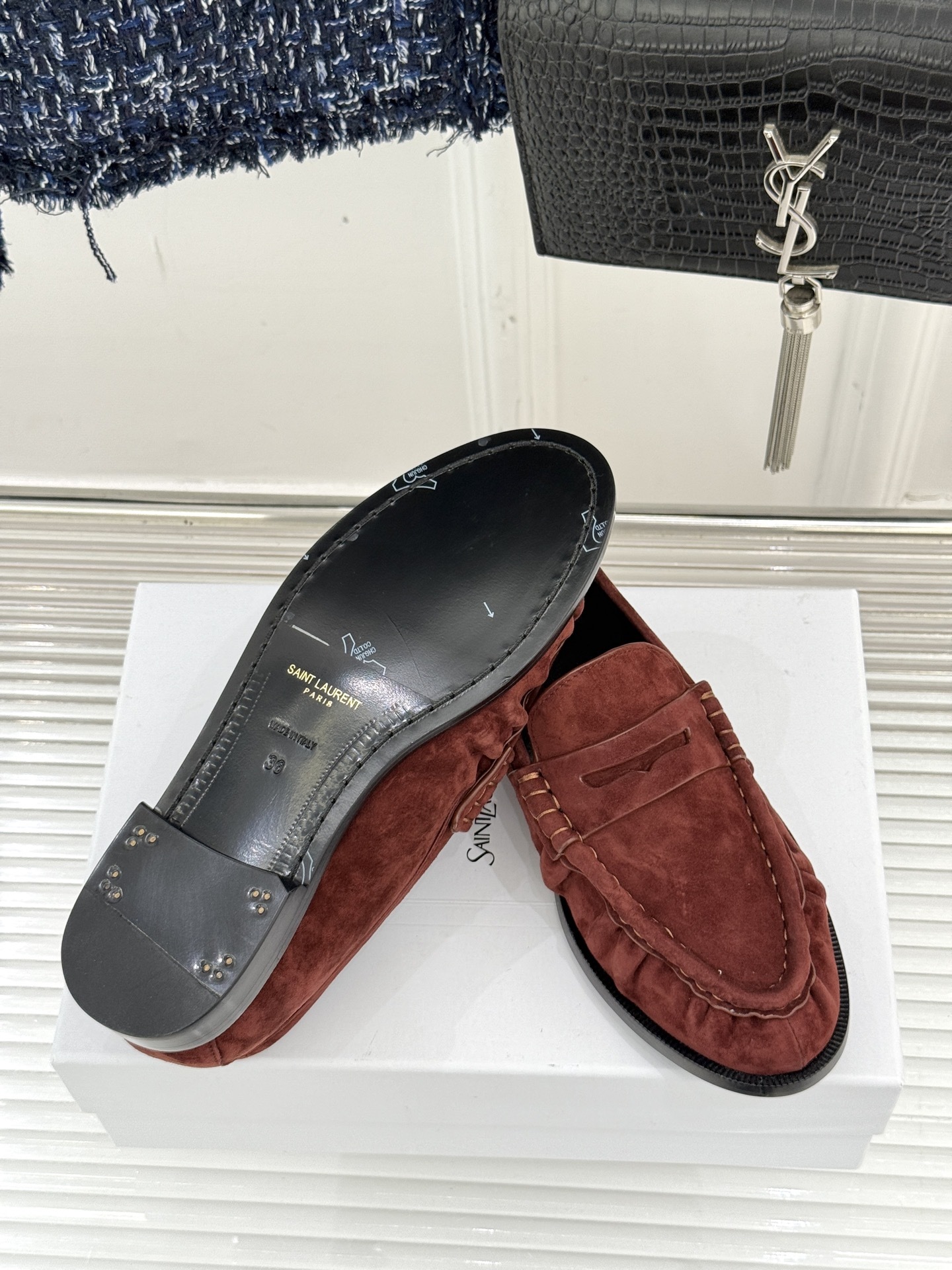 (备注:飞机盒加10)
Saint Lauren*YSL圣罗兰25WF新品
YSL小logo乐福鞋
标