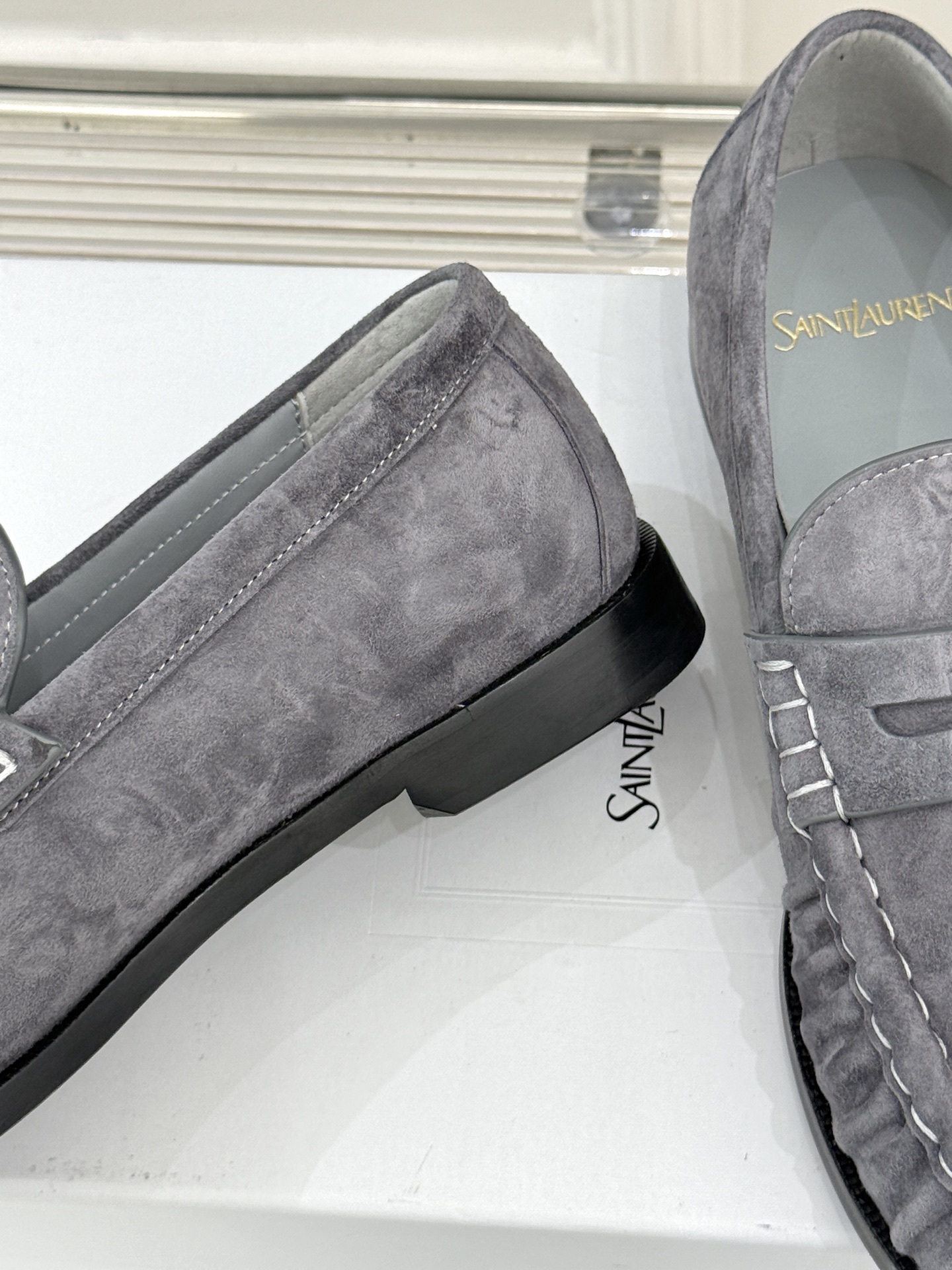 (备注:飞机盒加10)
Saint Lauren*YSL圣罗兰25WF新品
YSL小logo乐福鞋
标