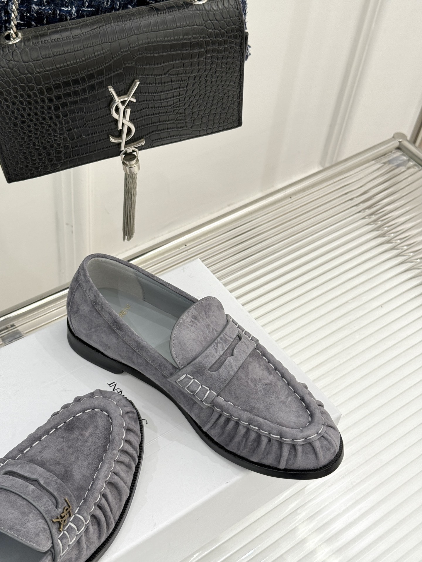 (备注:飞机盒加10)
Saint Lauren*YSL圣罗兰25WF新品
YSL小logo乐福鞋
标