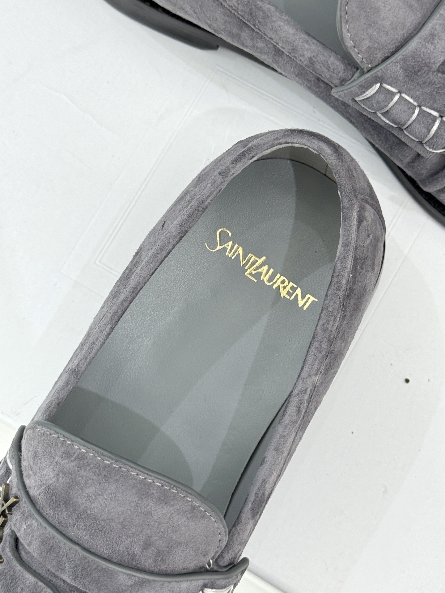 (备注:飞机盒加10)
Saint Lauren*YSL圣罗兰25WF新品
YSL小logo乐福鞋
标