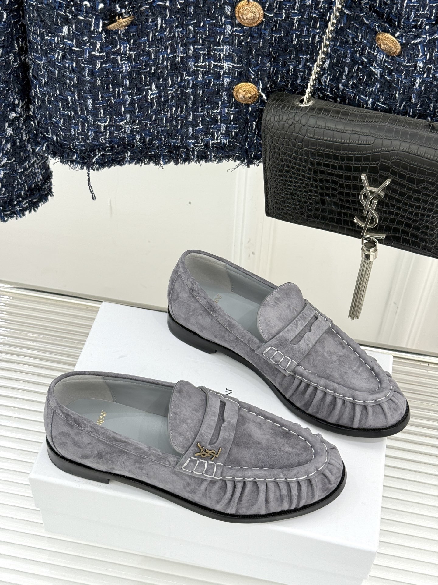 (备注:飞机盒加10)
Saint Lauren*YSL圣罗兰25WF新品
YSL小logo乐福鞋
标