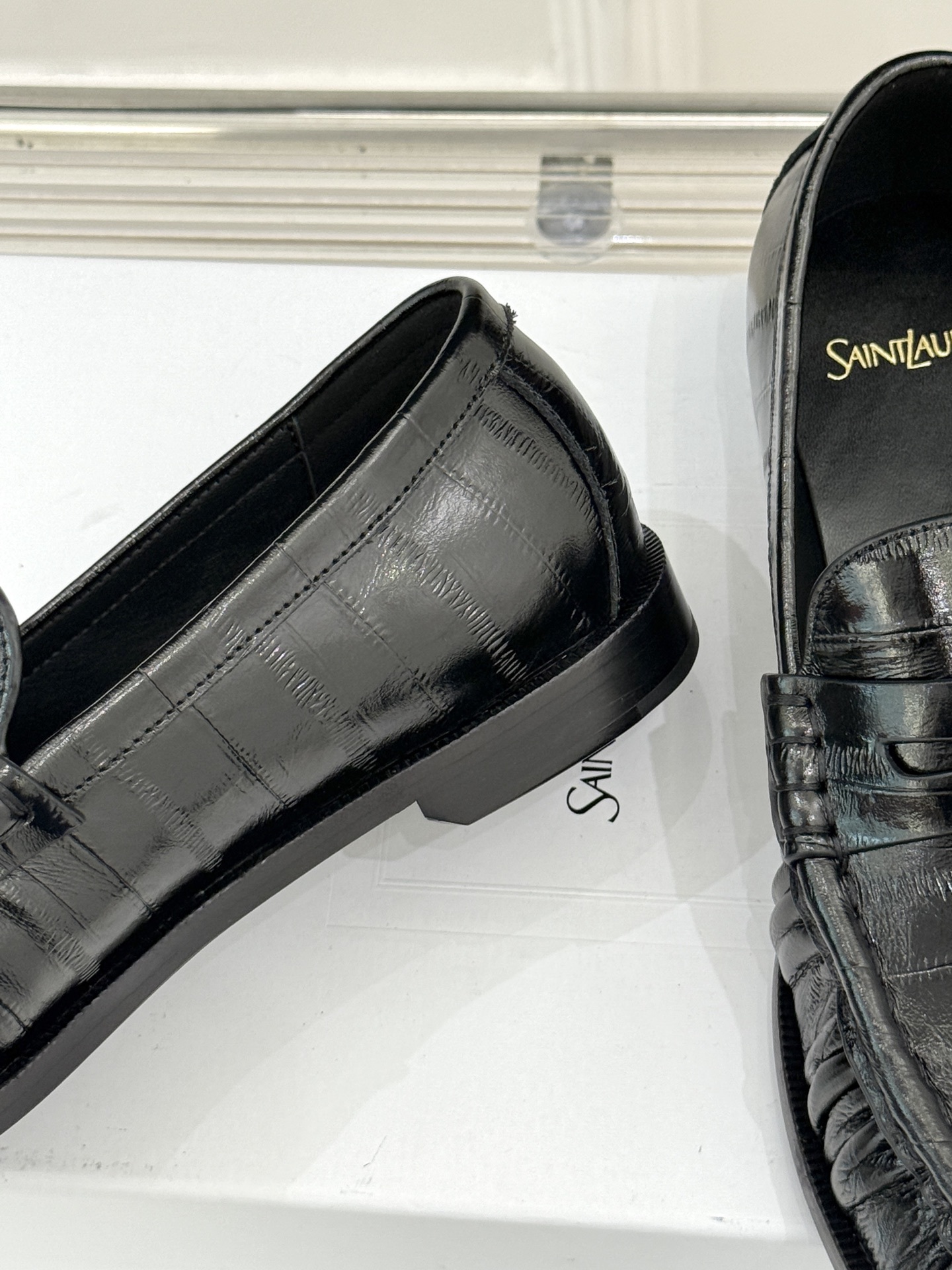(备注:飞机盒加10)
Saint Lauren*YSL圣罗兰25WF新品
YSL小logo乐福鞋
标