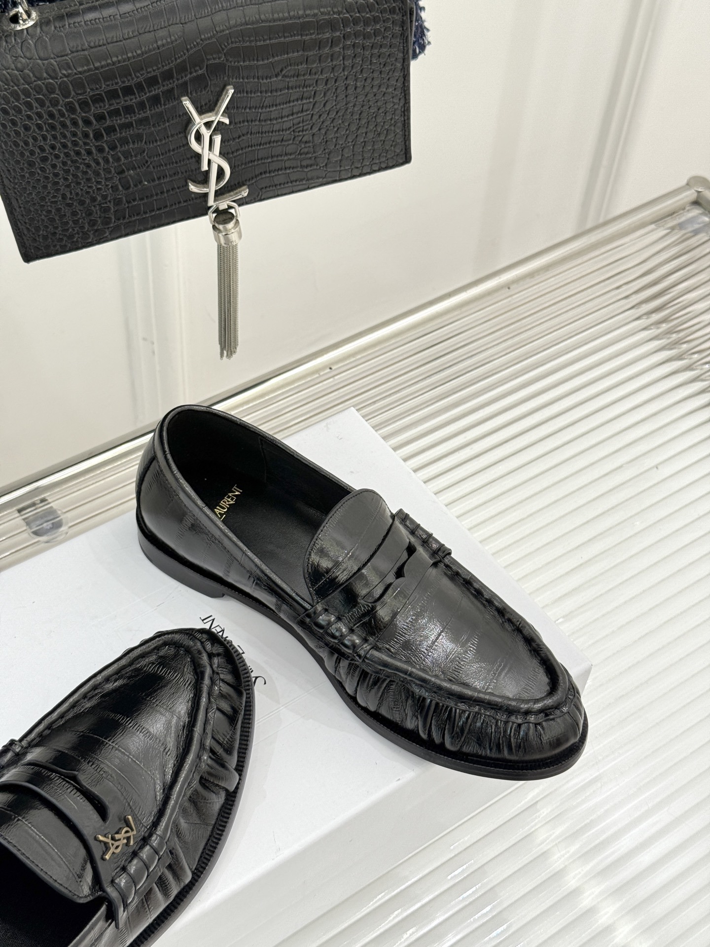 (备注:飞机盒加10)
Saint Lauren*YSL圣罗兰25WF新品
YSL小logo乐福鞋
标