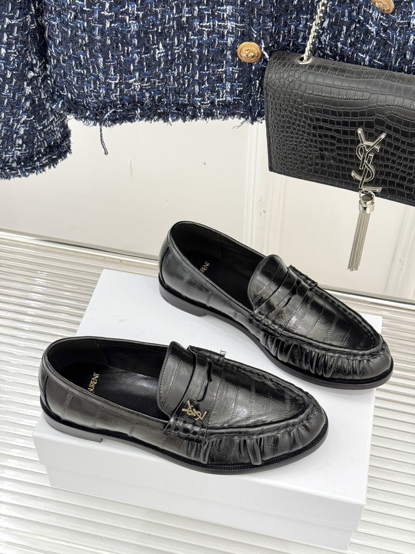 (备注:飞机盒加10)
Saint Lauren*YSL圣罗兰25WF新品
YSL小logo乐福鞋
标