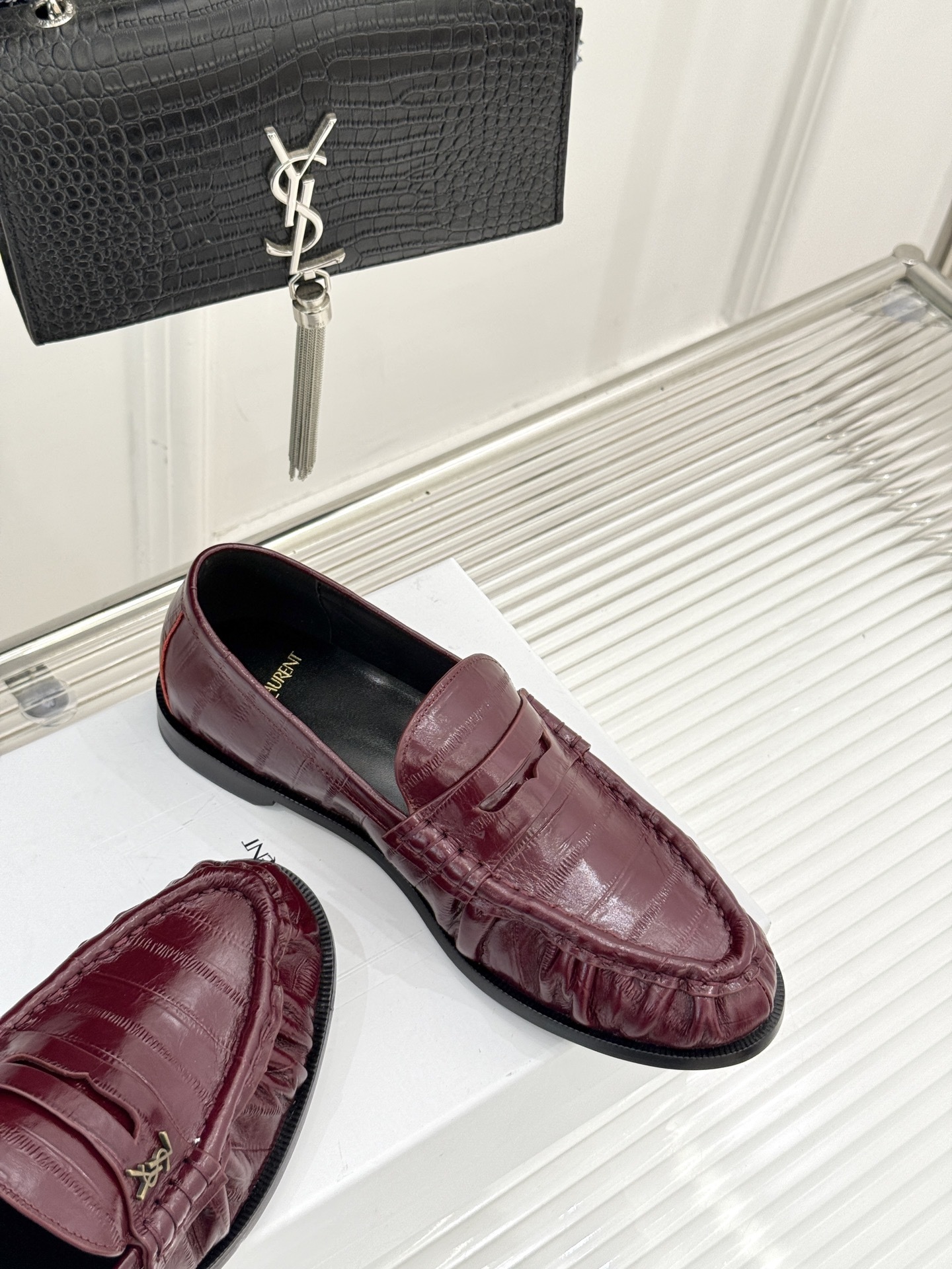(备注:飞机盒加10)
Saint Lauren*YSL圣罗兰25WF新品
YSL小logo乐福鞋
标