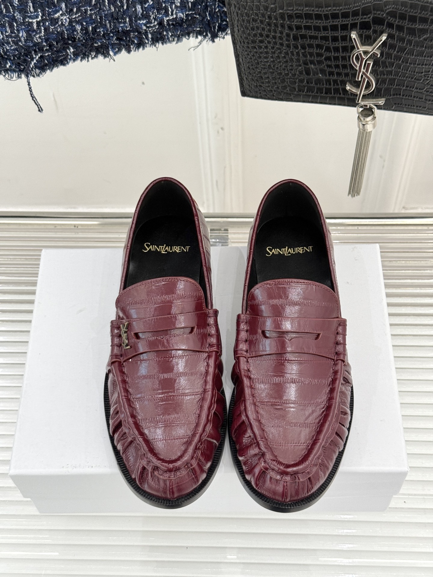 (备注:飞机盒加10)
Saint Lauren*YSL圣罗兰25WF新品
YSL小logo乐福鞋
标