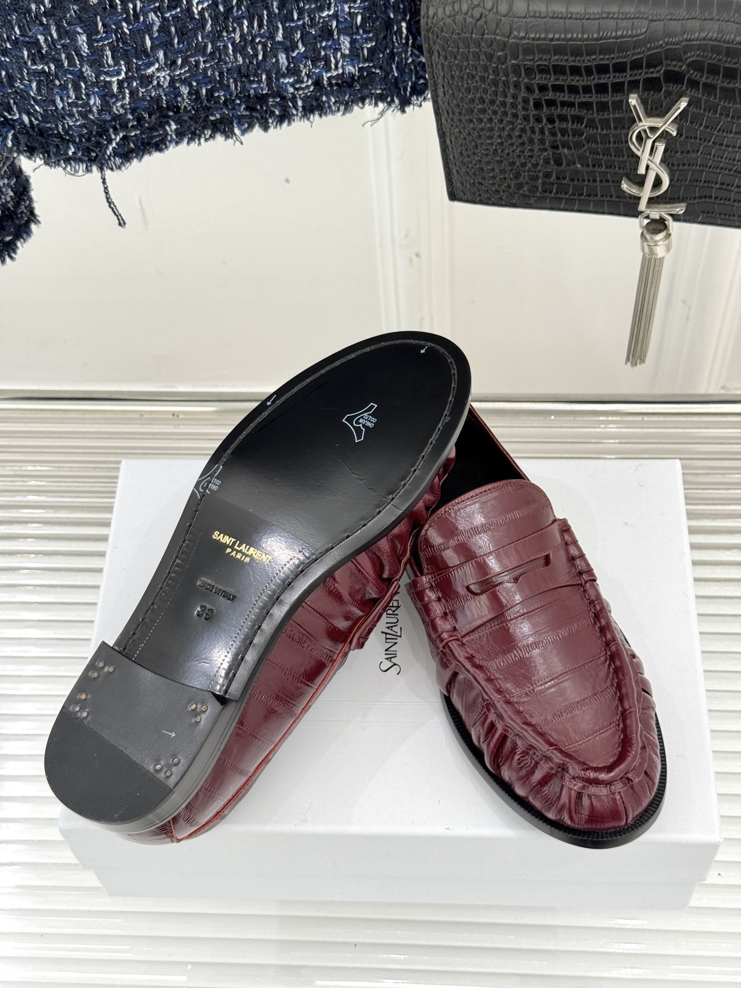 (备注:飞机盒加10)
Saint Lauren*YSL圣罗兰25WF新品
YSL小logo乐福鞋
标