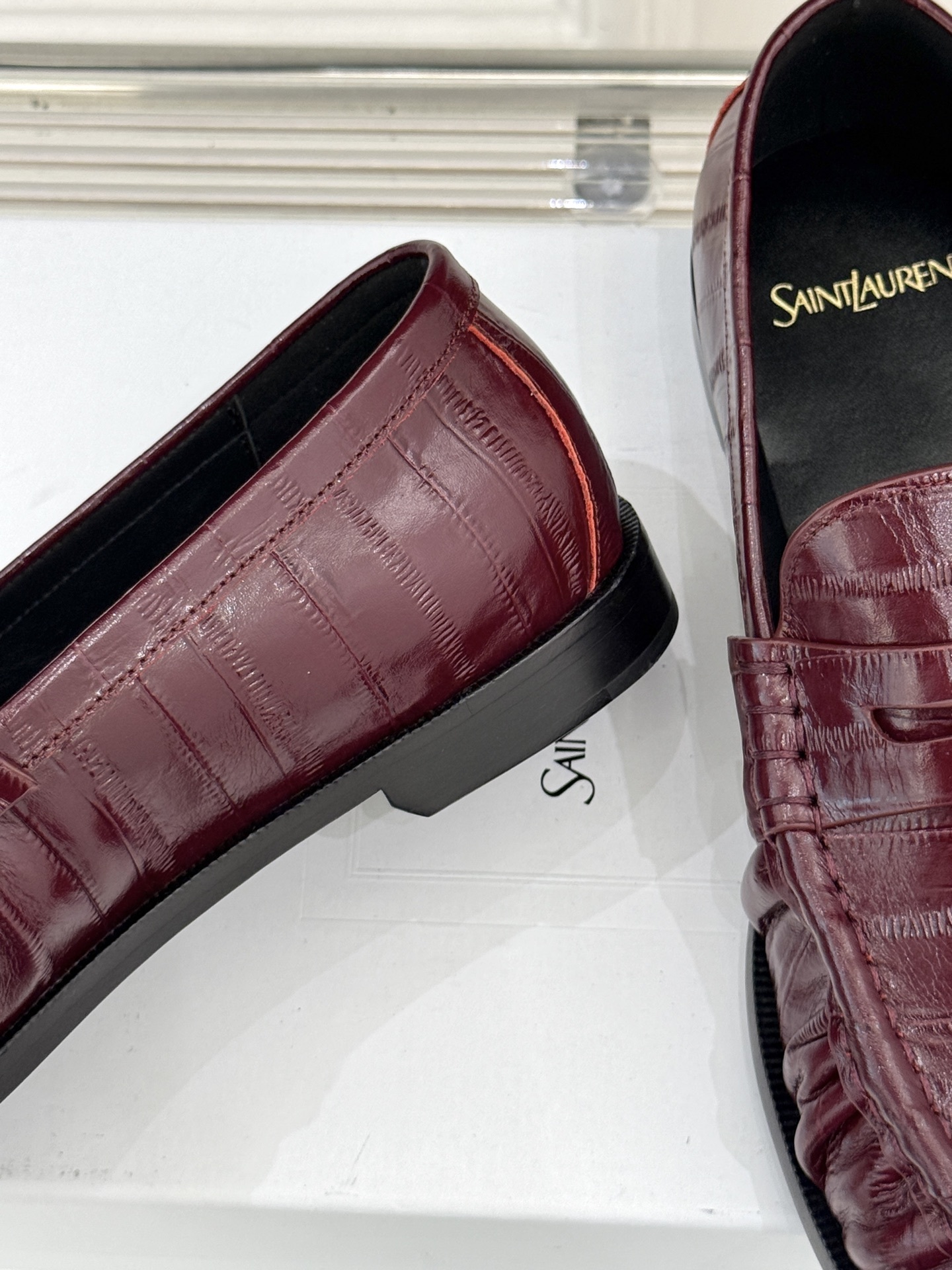 (备注:飞机盒加10)
Saint Lauren*YSL圣罗兰25WF新品
YSL小logo乐福鞋
标