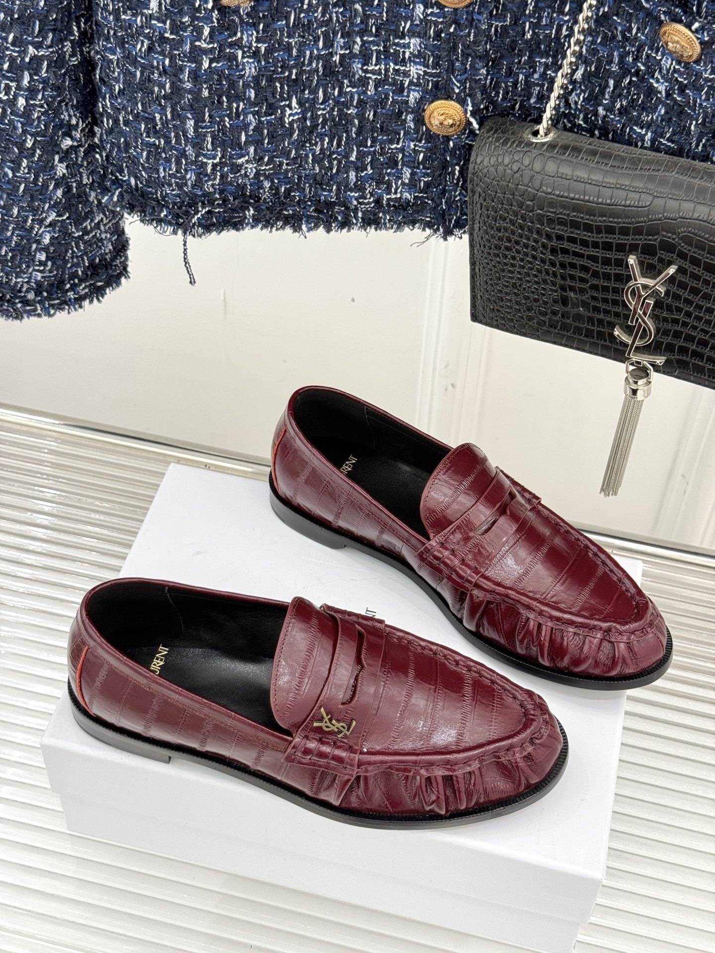 (备注:飞机盒加10)
Saint Lauren*YSL圣罗兰25WF新品
YSL小logo乐福鞋
标