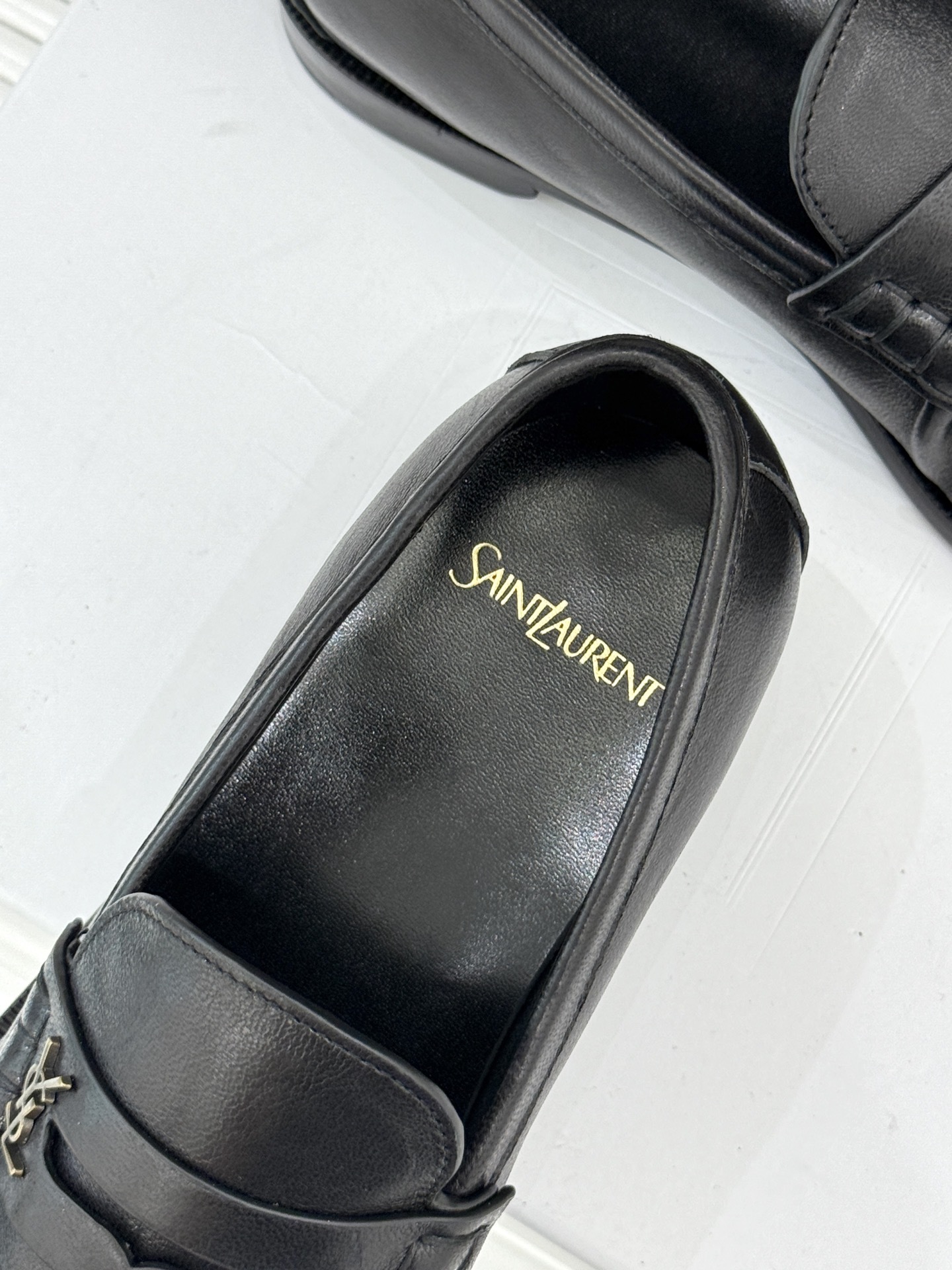 (备注:飞机盒加10)
Saint Lauren*YSL圣罗兰25WF新品
YSL小logo乐福鞋
标