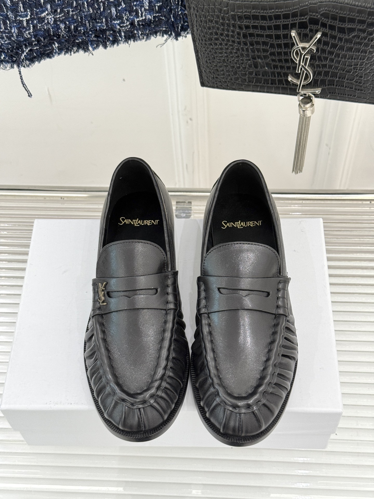 (备注:飞机盒加10)
Saint Lauren*YSL圣罗兰25WF新品
YSL小logo乐福鞋
标