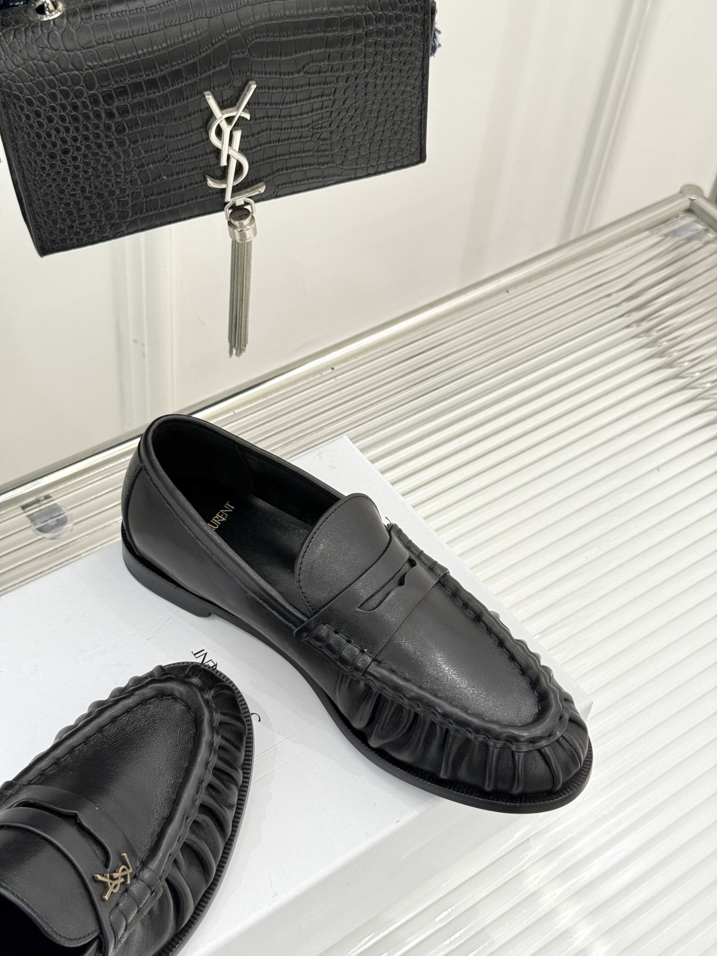 (备注:飞机盒加10)
Saint Lauren*YSL圣罗兰25WF新品
YSL小logo乐福鞋
标