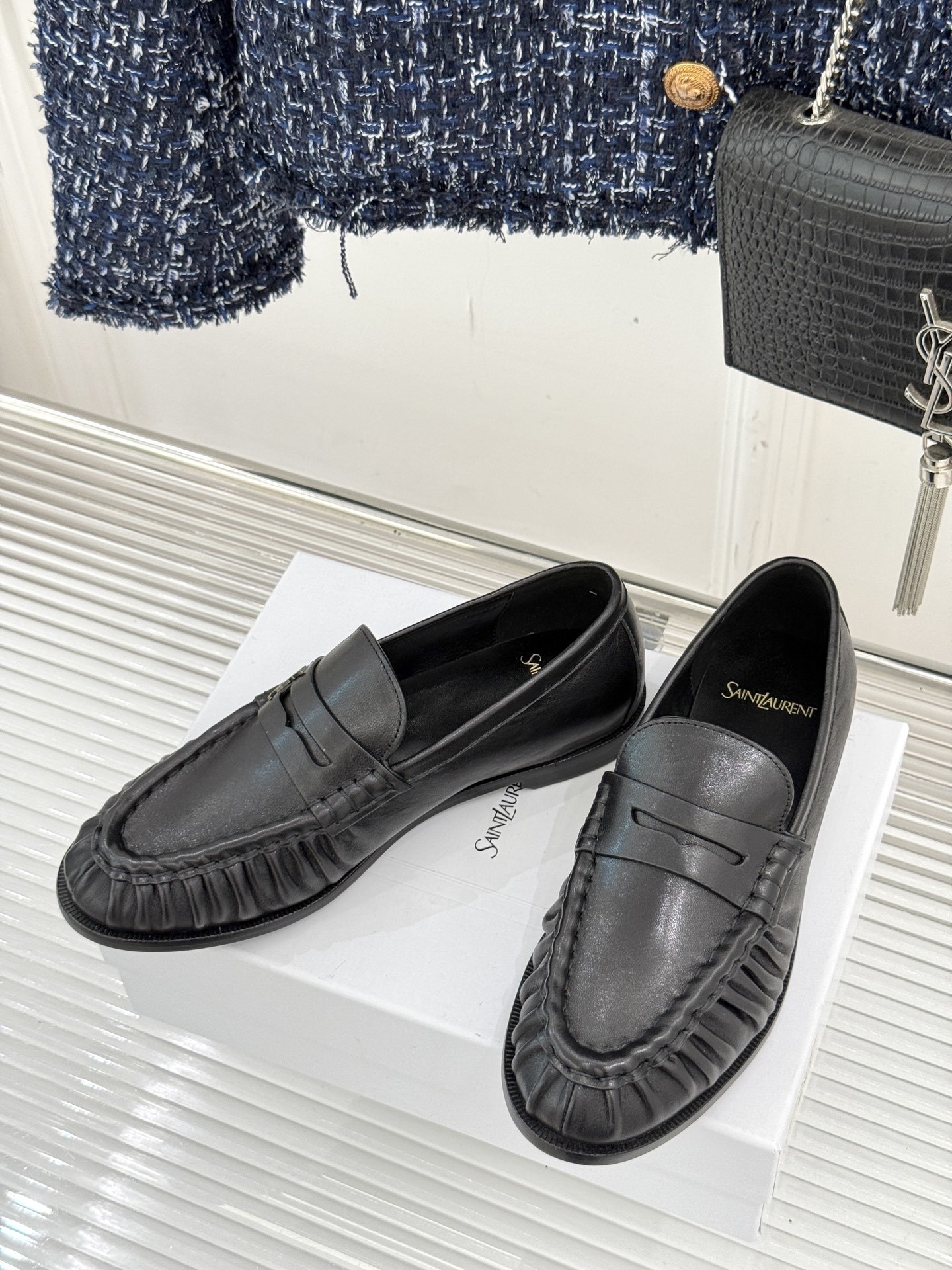 (备注:飞机盒加10)
Saint Lauren*YSL圣罗兰25WF新品
YSL小logo乐福鞋
标