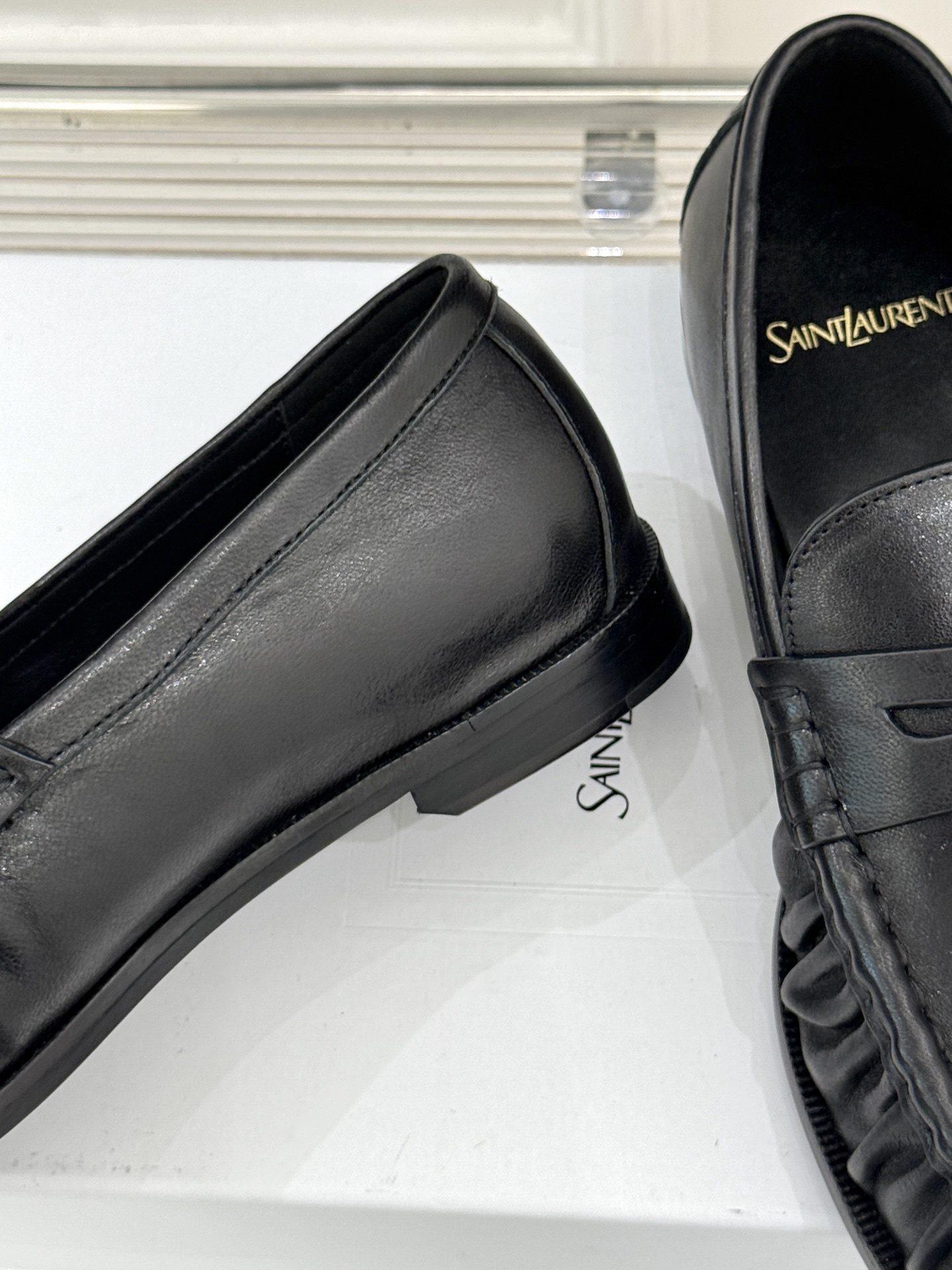 (备注:飞机盒加10)
Saint Lauren*YSL圣罗兰25WF新品
YSL小logo乐福鞋
标