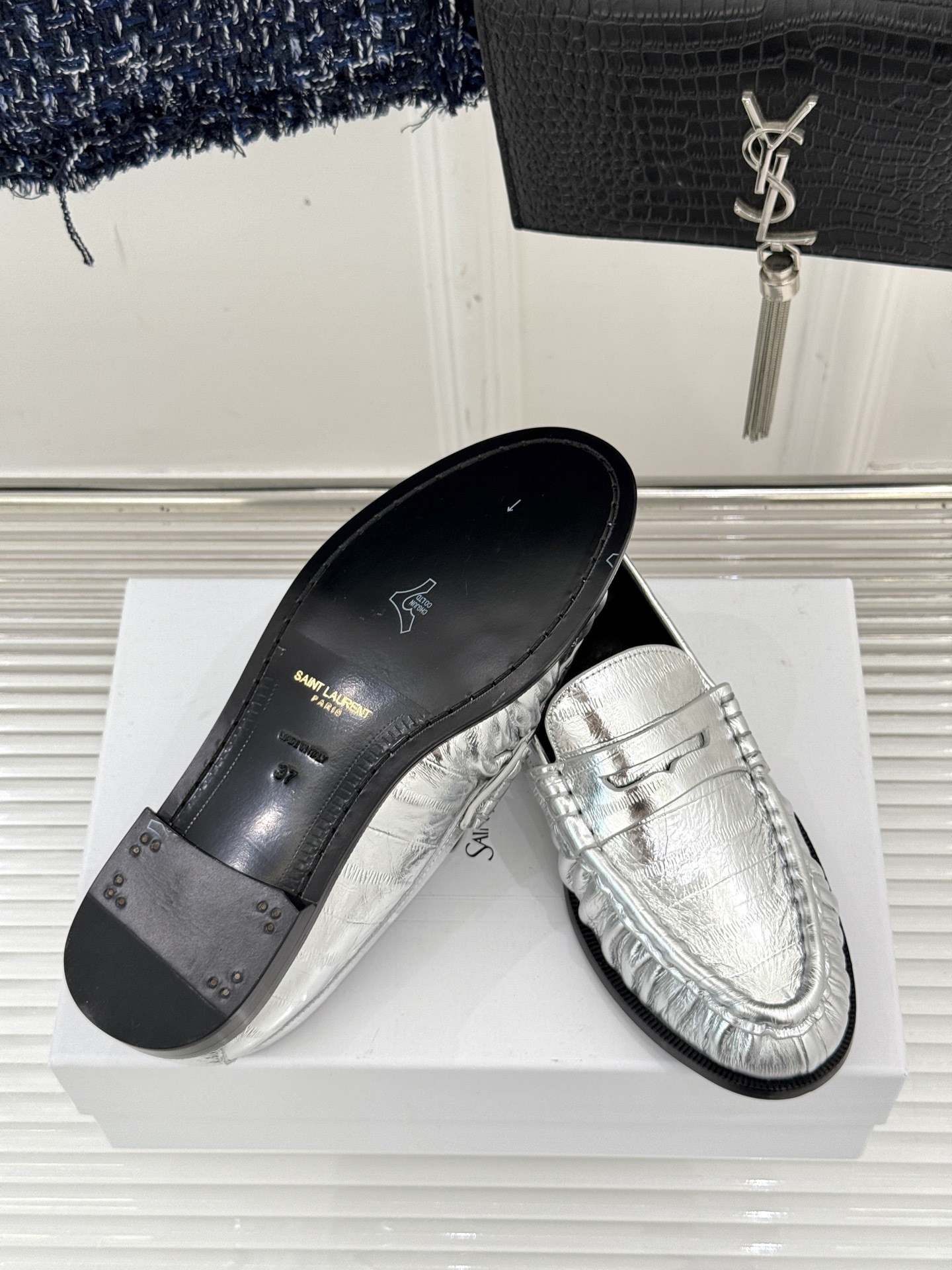 (备注:飞机盒加10)
Saint Lauren*YSL圣罗兰25WF新品
YSL小logo乐福鞋
标