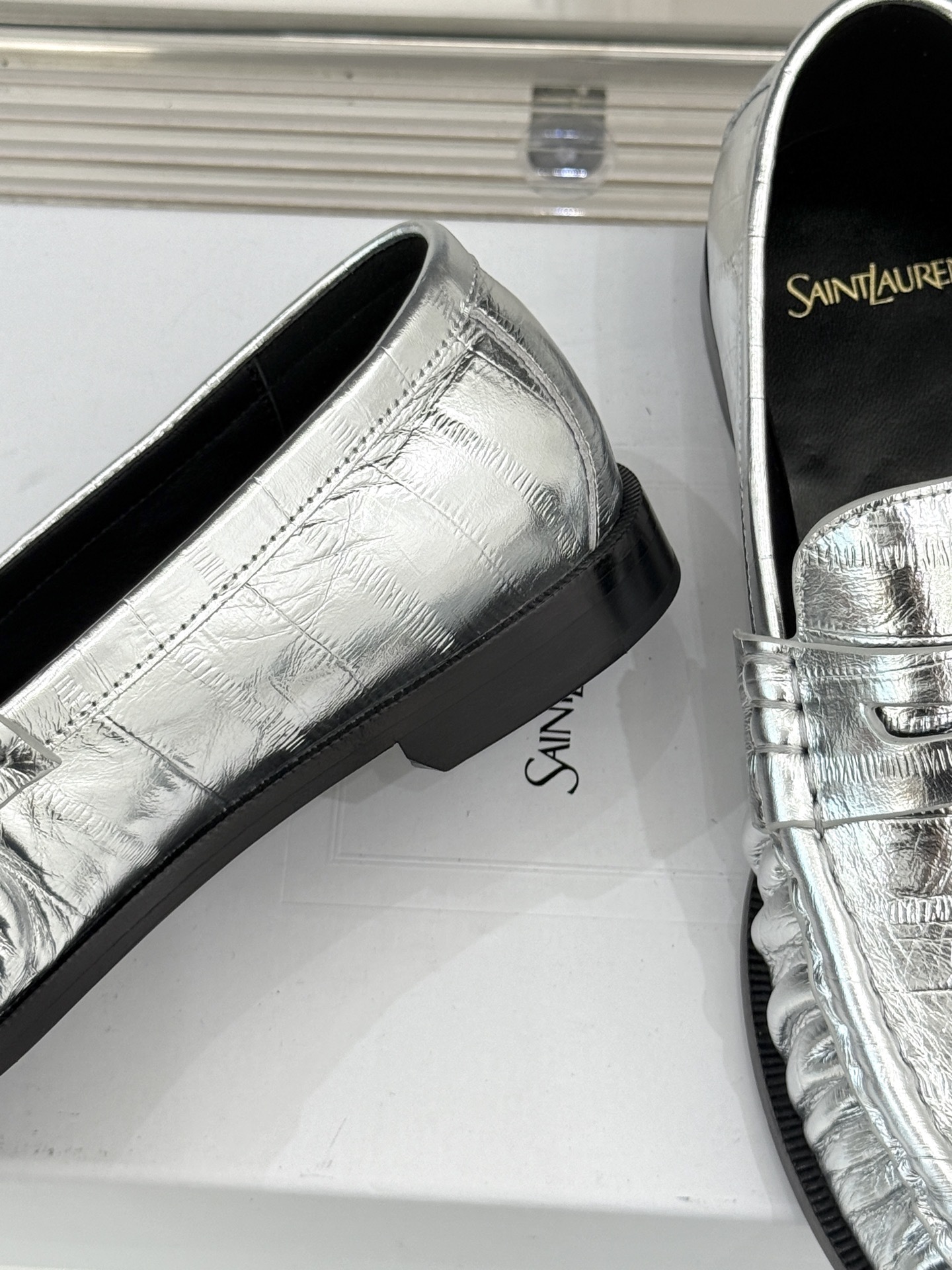 (备注:飞机盒加10)
Saint Lauren*YSL圣罗兰25WF新品
YSL小logo乐福鞋
标