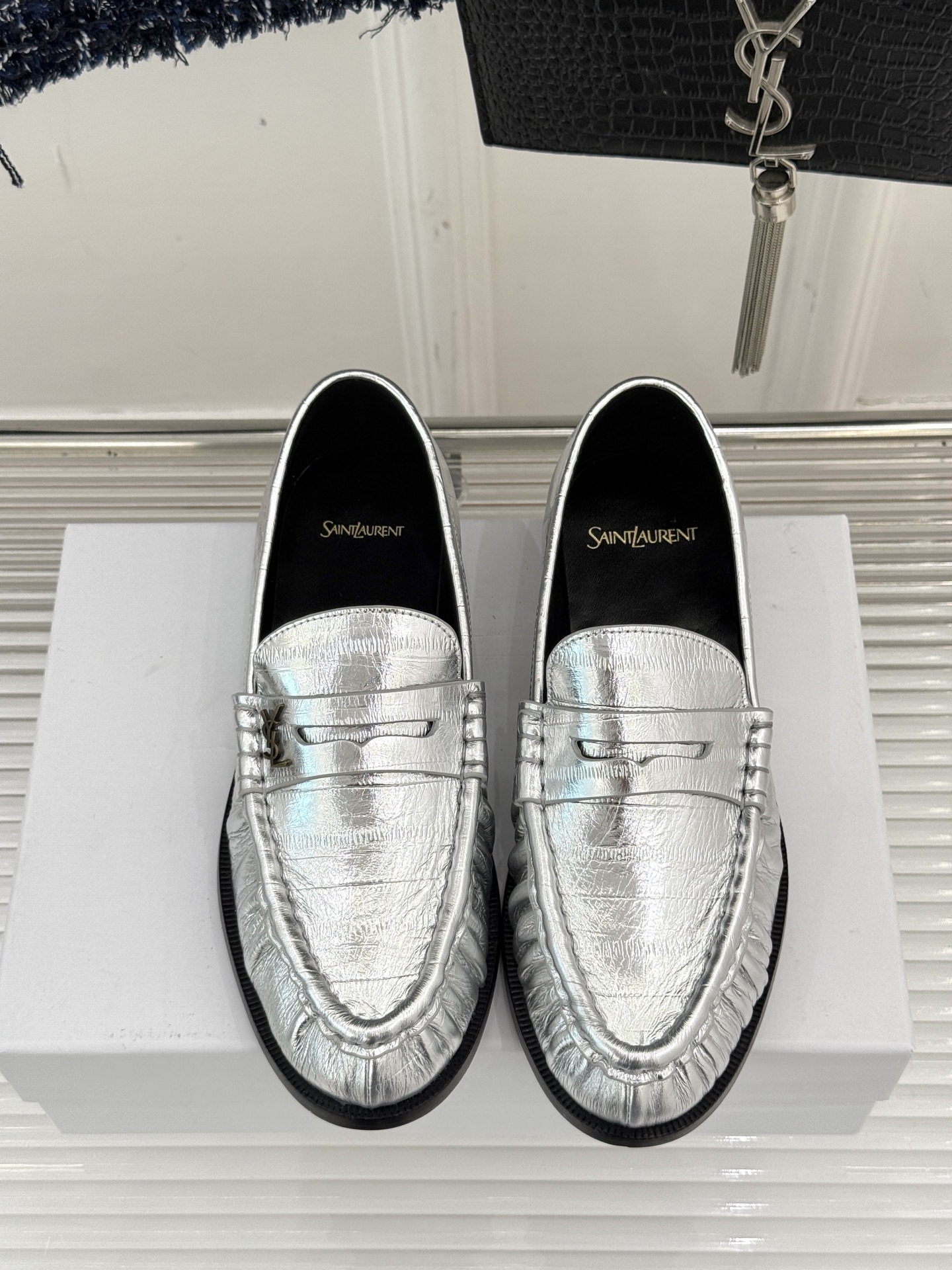 (备注:飞机盒加10)
Saint Lauren*YSL圣罗兰25WF新品
YSL小logo乐福鞋
标