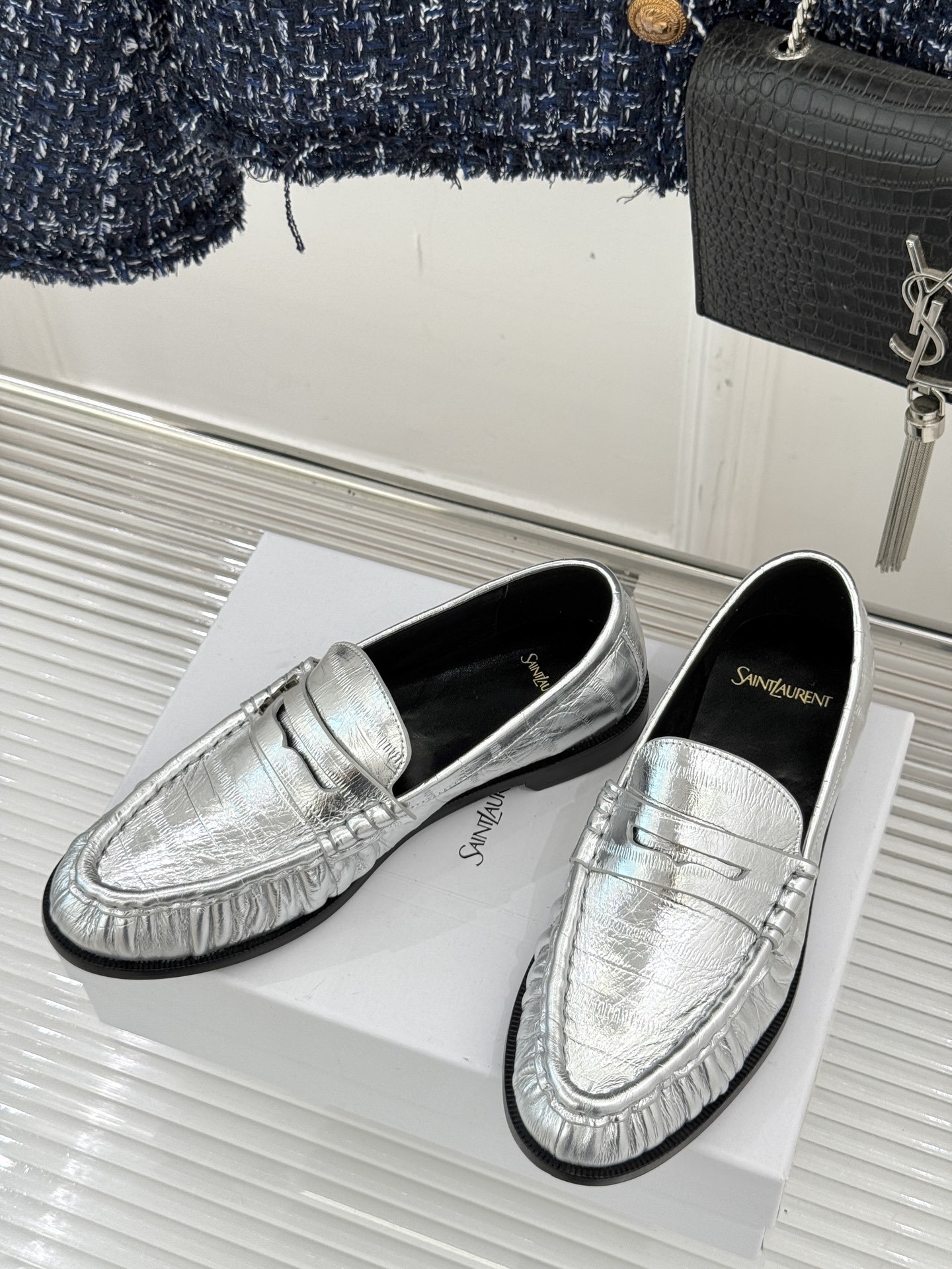 (备注:飞机盒加10)
Saint Lauren*YSL圣罗兰25WF新品
YSL小logo乐福鞋
标