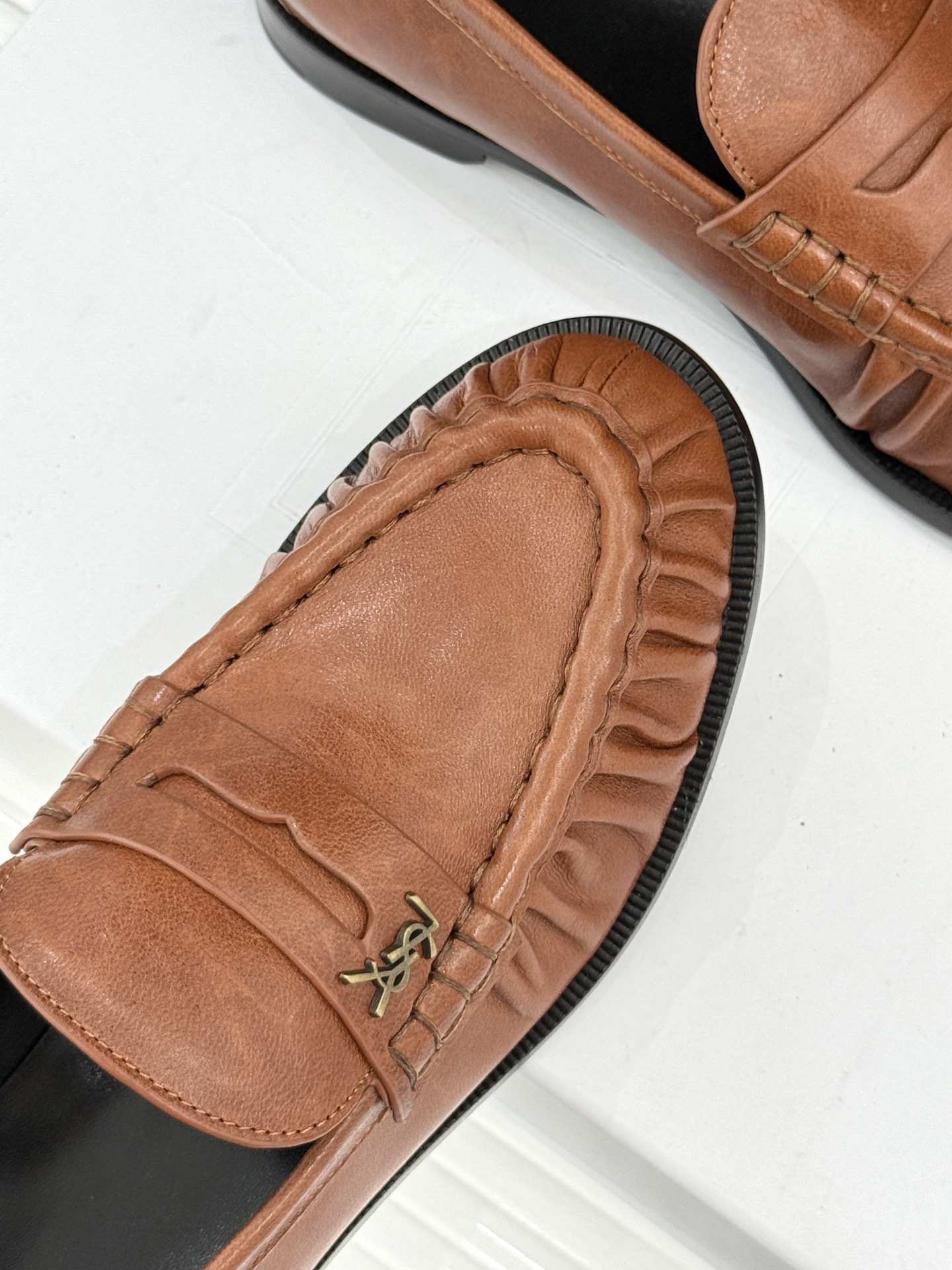 (备注:飞机盒加10)
Saint Lauren*YSL圣罗兰25WF新品
YSL小logo乐福鞋
标