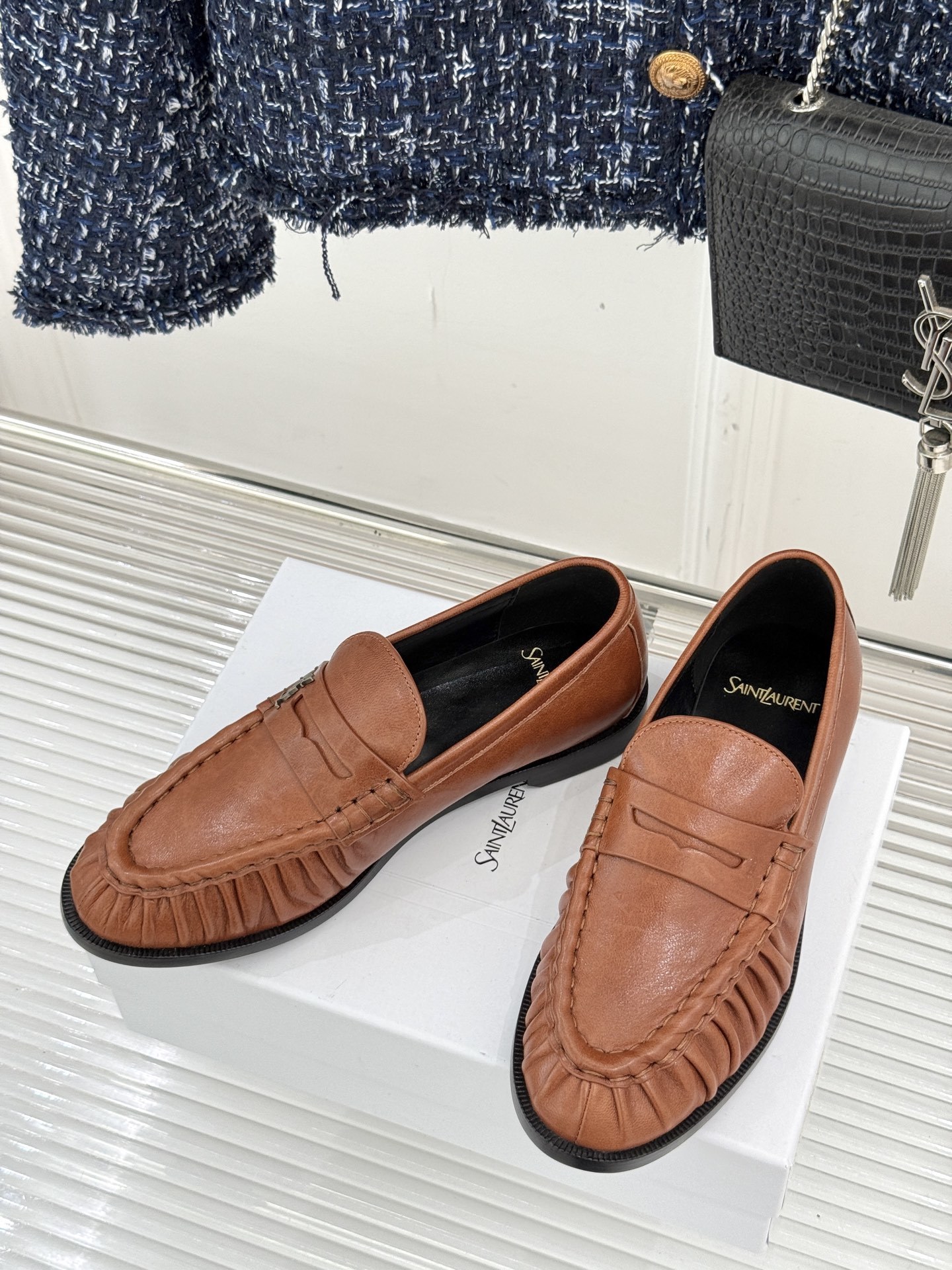 (备注:飞机盒加10)
Saint Lauren*YSL圣罗兰25WF新品
YSL小logo乐福鞋
标