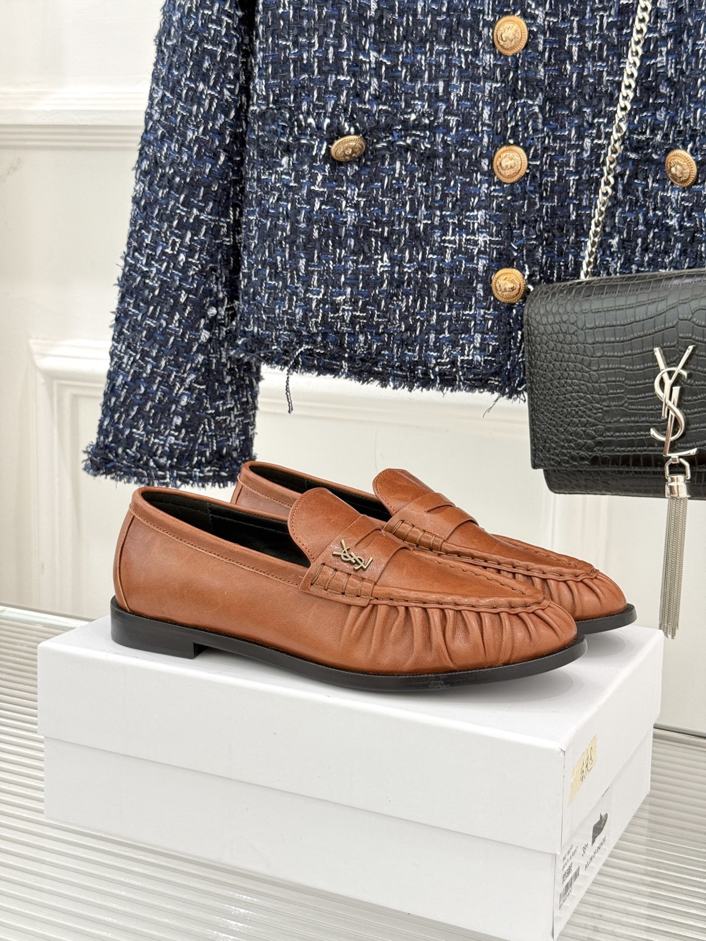 (备注:飞机盒加10)
Saint Lauren*YSL圣罗兰25WF新品
YSL小logo乐福鞋
标