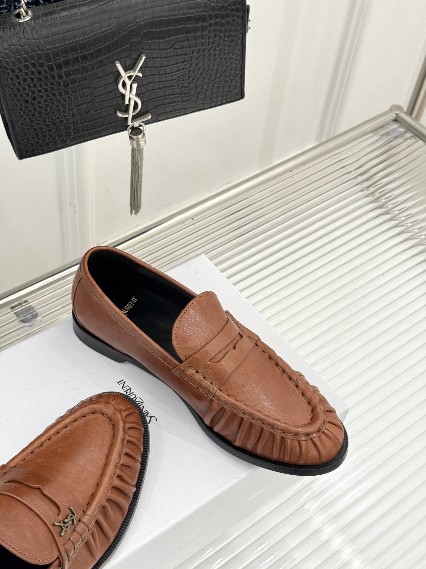 (备注:飞机盒加10)
Saint Lauren*YSL圣罗兰25WF新品
YSL小logo乐福鞋
标