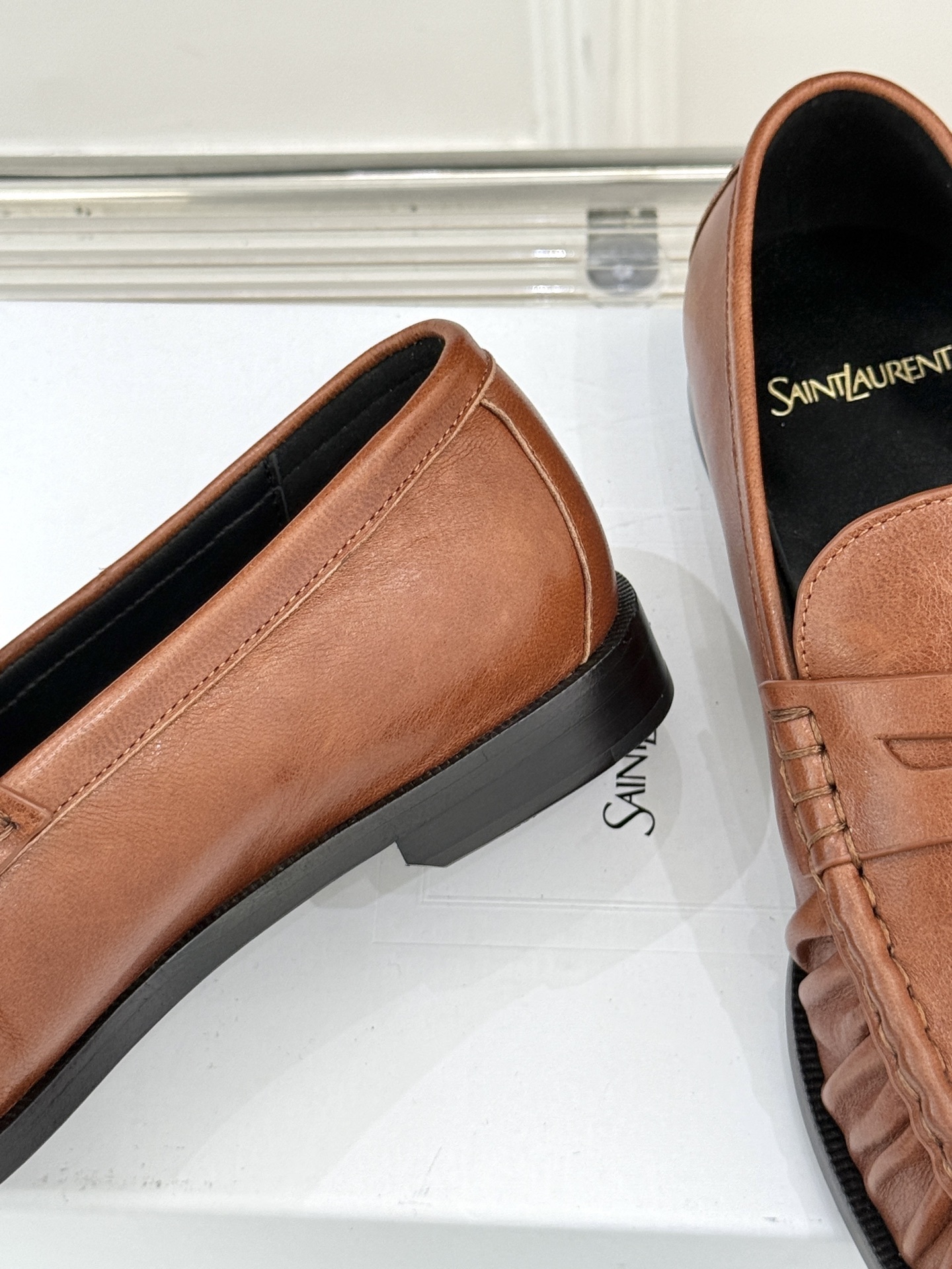 (备注:飞机盒加10)
Saint Lauren*YSL圣罗兰25WF新品
YSL小logo乐福鞋
标