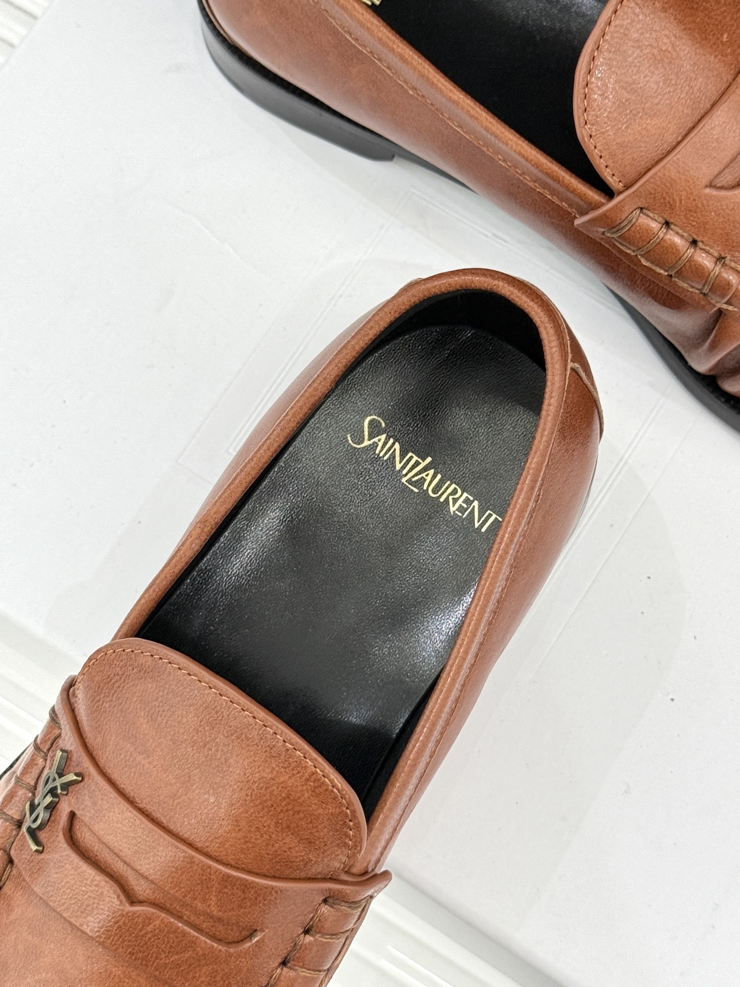 (备注:飞机盒加10)
Saint Lauren*YSL圣罗兰25WF新品
YSL小logo乐福鞋
标