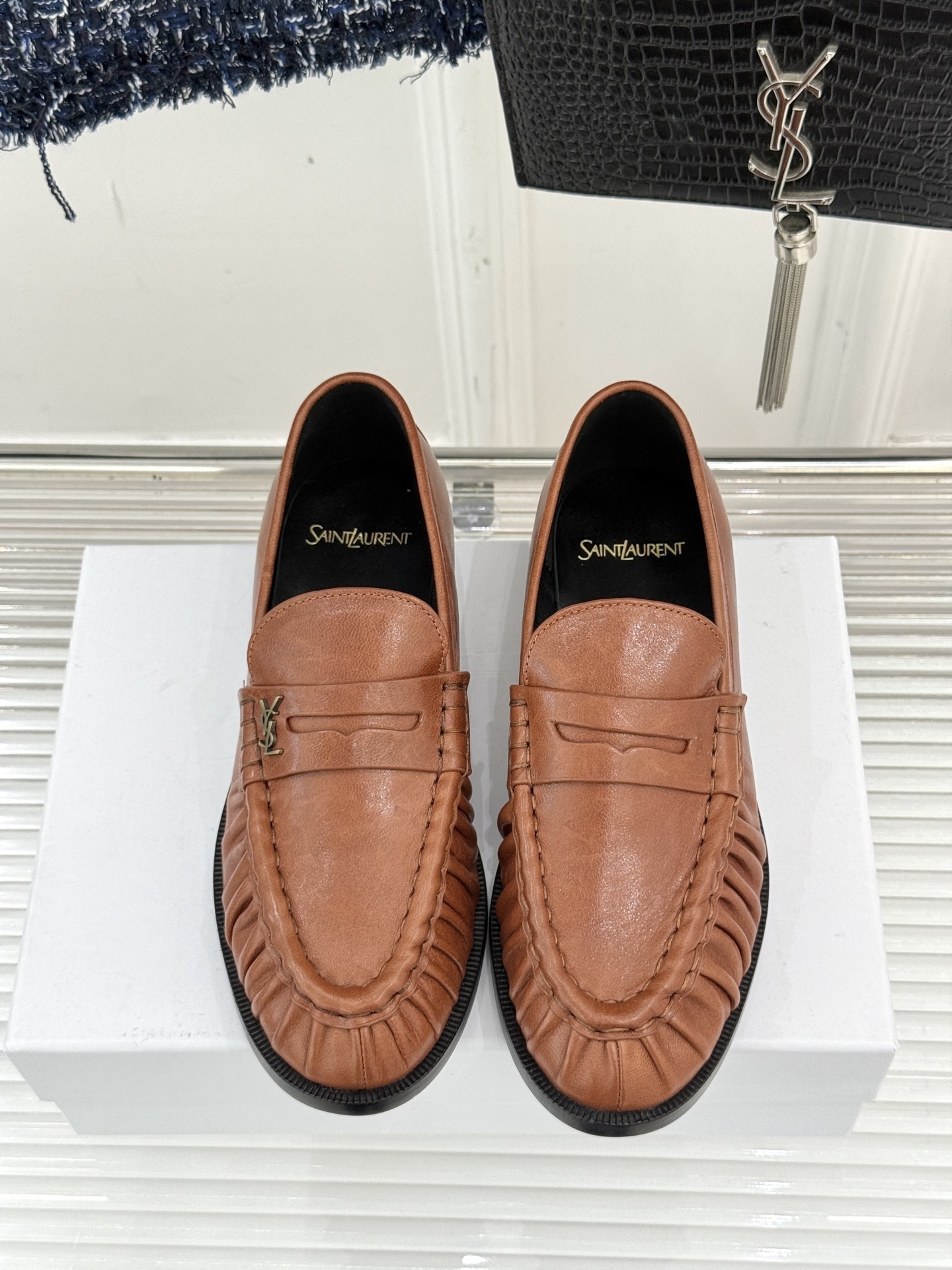 (备注:飞机盒加10)
Saint Lauren*YSL圣罗兰25WF新品
YSL小logo乐福鞋
标