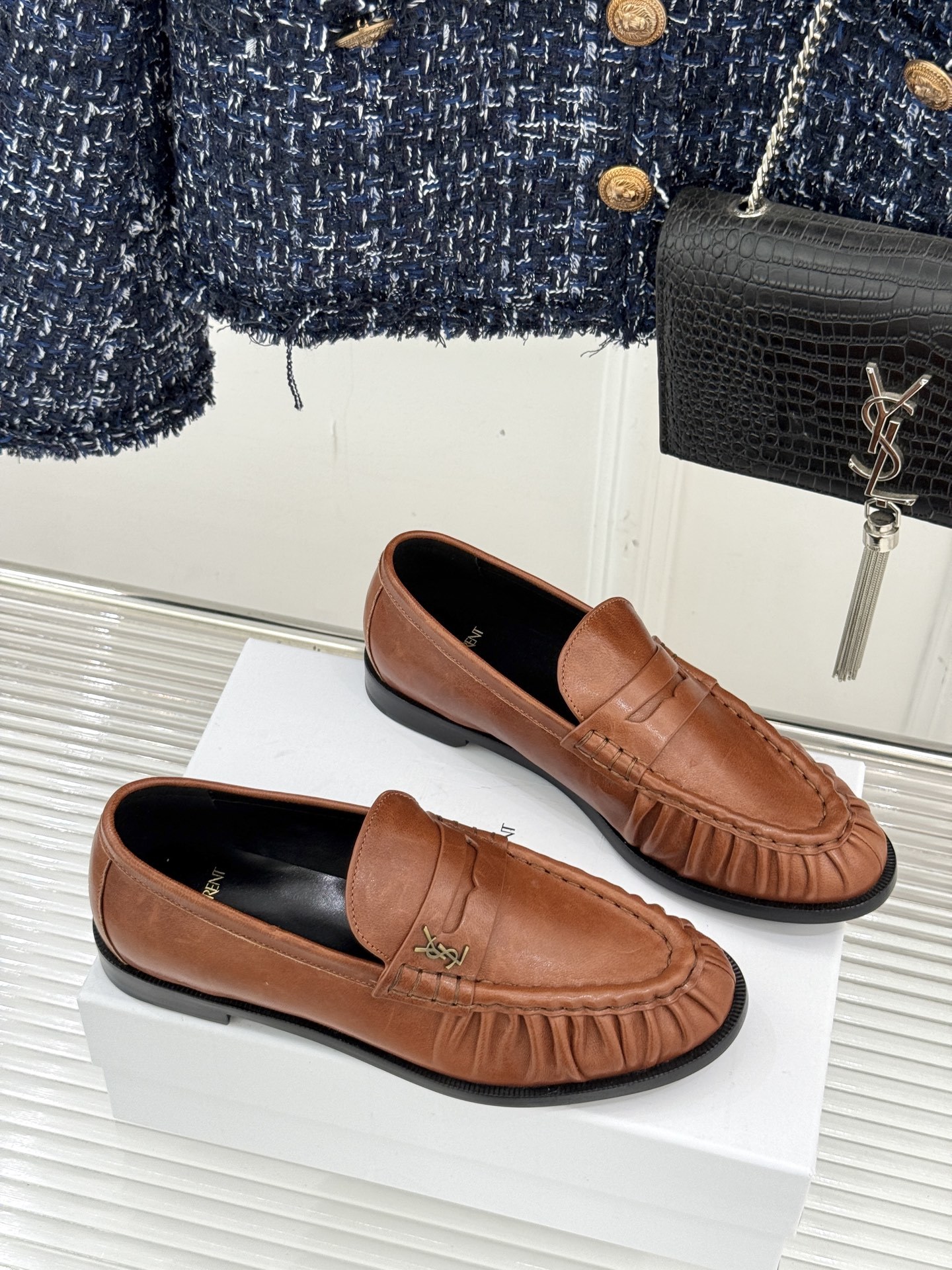 (备注:飞机盒加10)
Saint Lauren*YSL圣罗兰25WF新品
YSL小logo乐福鞋
标