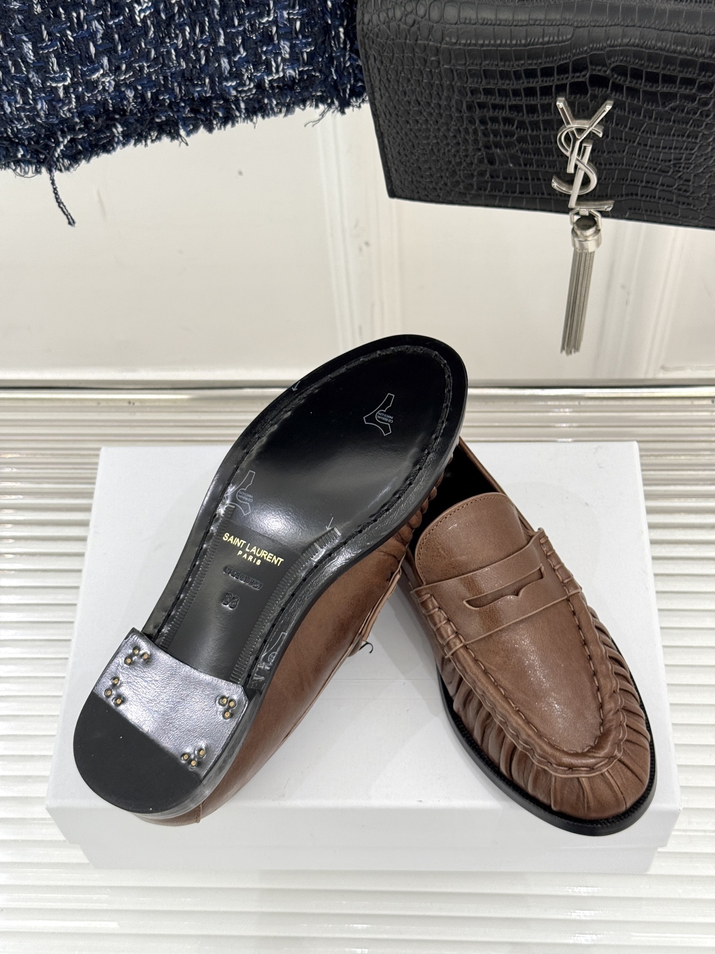 (备注:飞机盒加10)
Saint Lauren*YSL圣罗兰25WF新品
YSL小logo乐福鞋
标