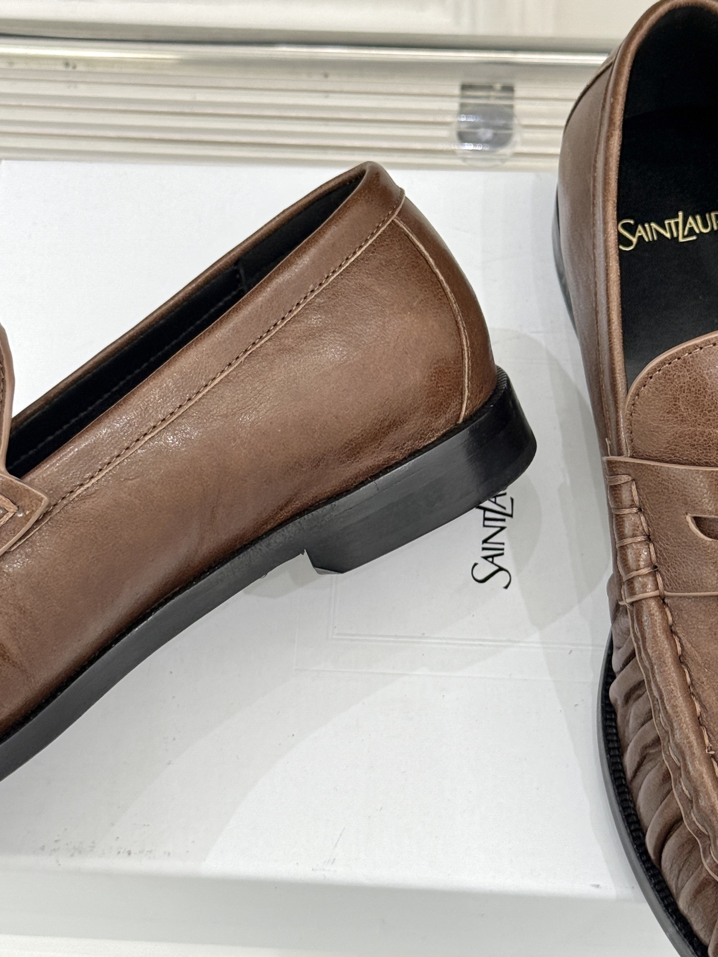 (备注:飞机盒加10)
Saint Lauren*YSL圣罗兰25WF新品
YSL小logo乐福鞋
标