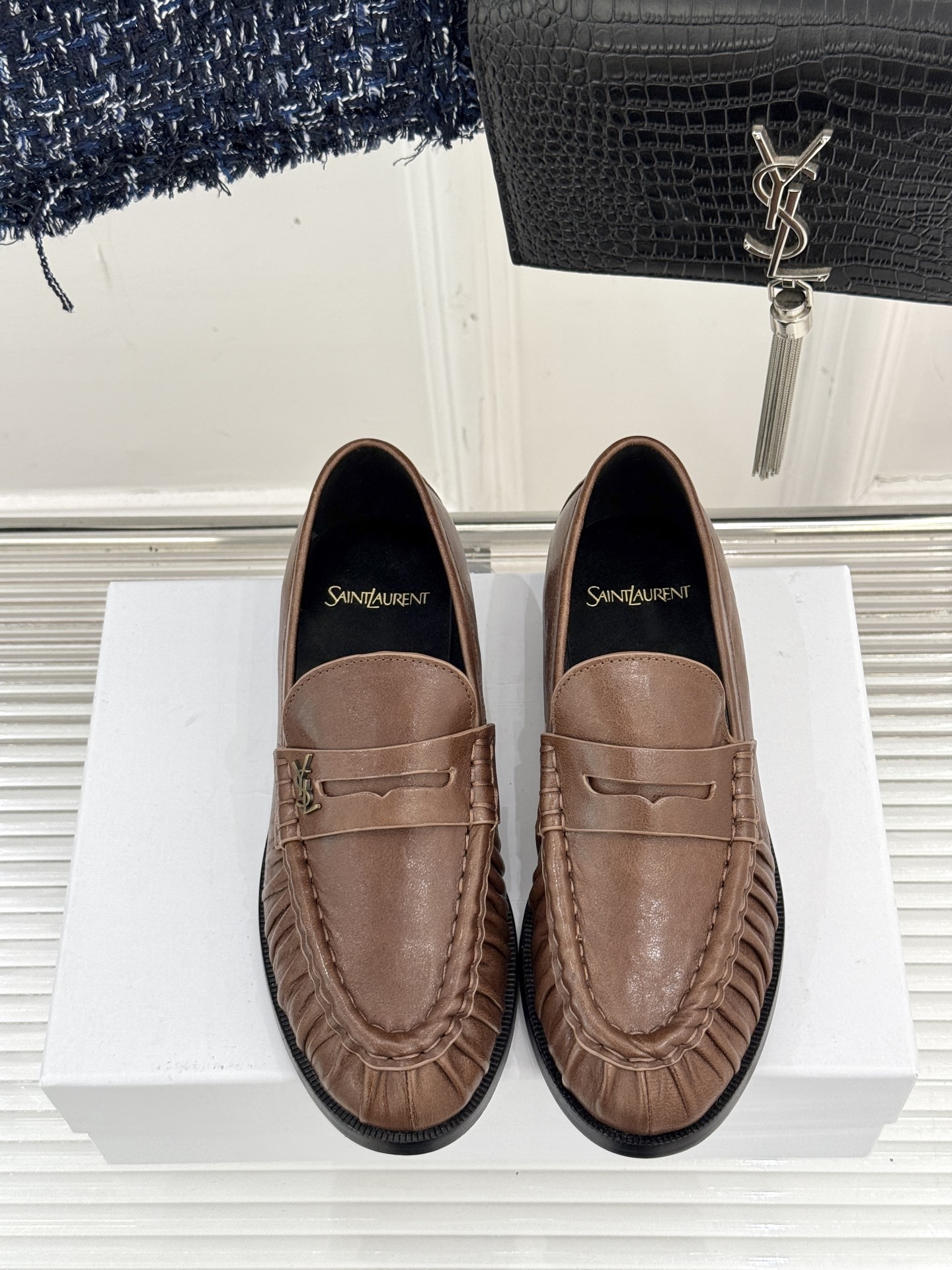 (备注:飞机盒加10)
Saint Lauren*YSL圣罗兰25WF新品
YSL小logo乐福鞋
标