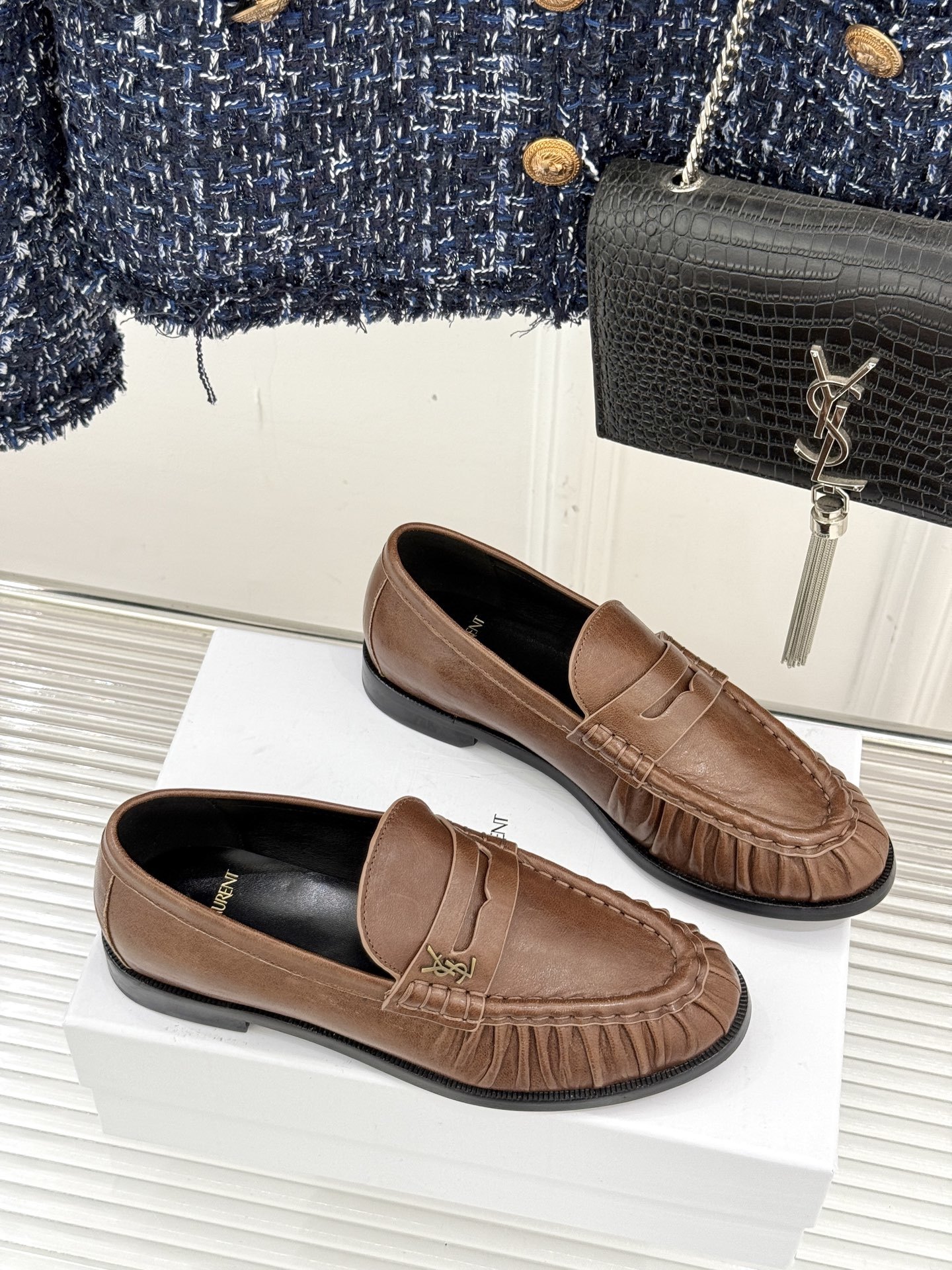 (备注:飞机盒加10)
Saint Lauren*YSL圣罗兰25WF新品
YSL小logo乐福鞋
标