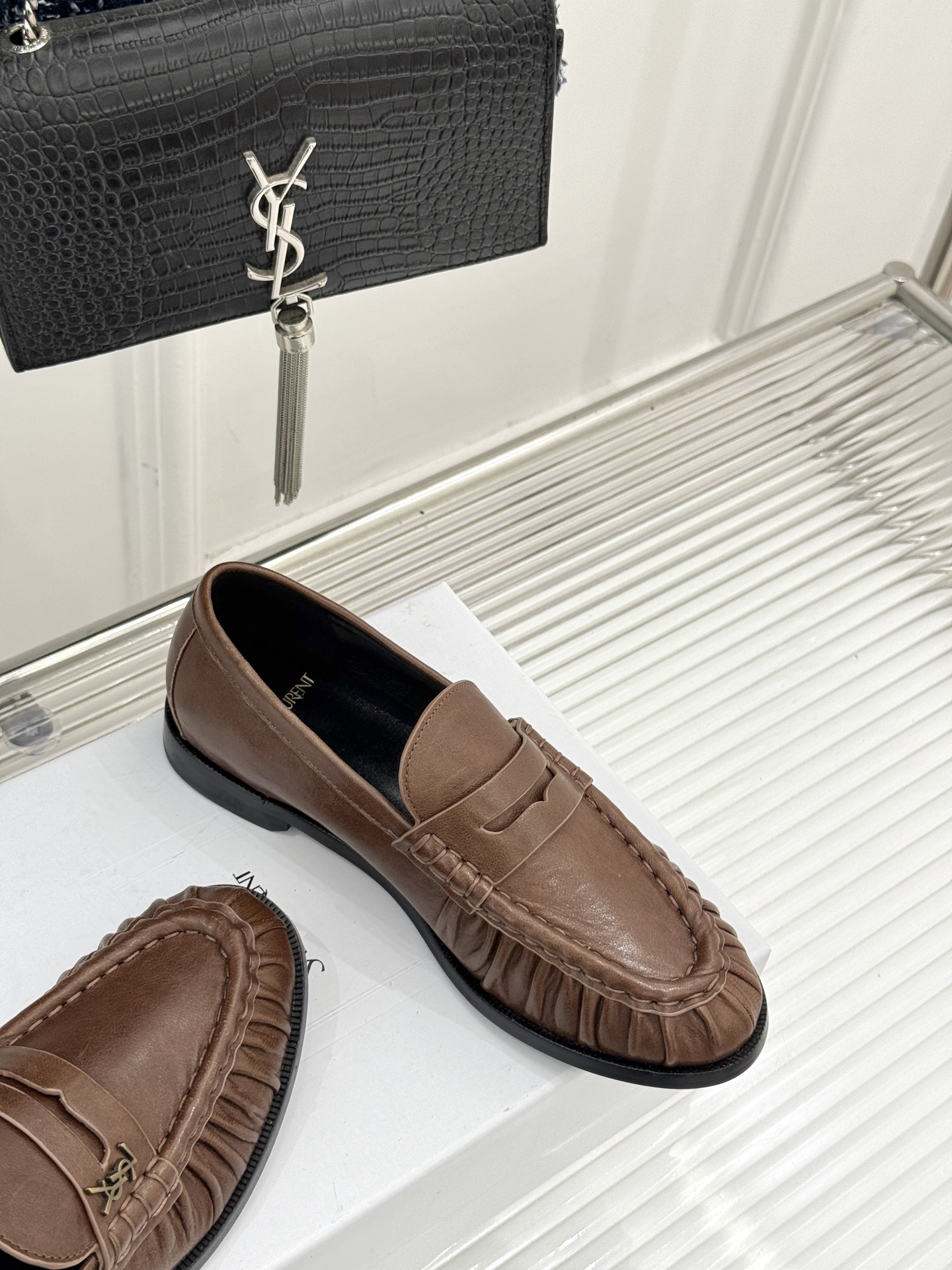 (备注:飞机盒加10)
Saint Lauren*YSL圣罗兰25WF新品
YSL小logo乐福鞋
标