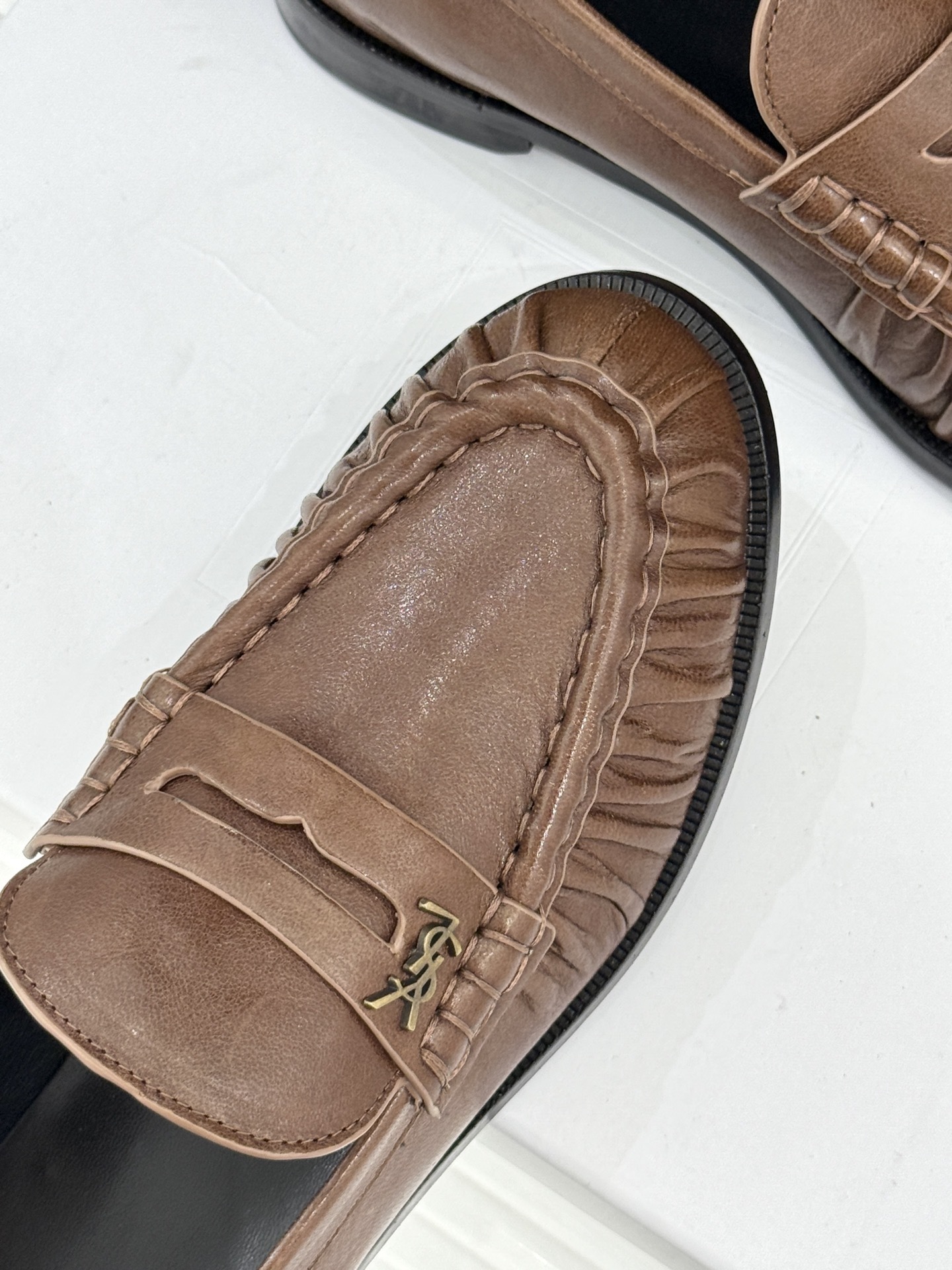 (备注:飞机盒加10)
Saint Lauren*YSL圣罗兰25WF新品
YSL小logo乐福鞋
标