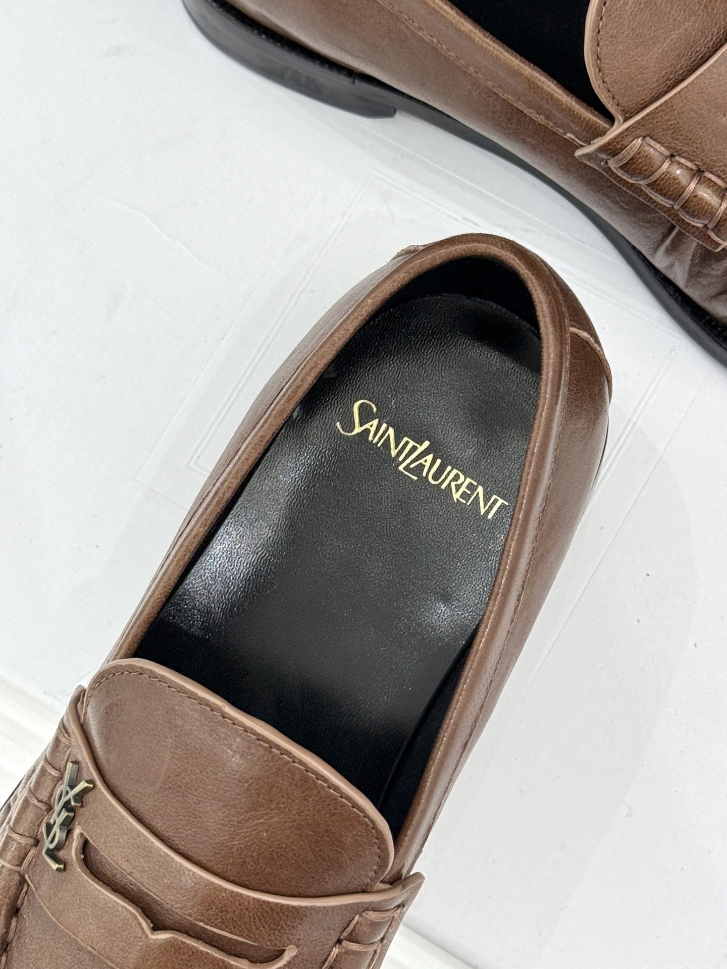 (备注:飞机盒加10)
Saint Lauren*YSL圣罗兰25WF新品
YSL小logo乐福鞋
标