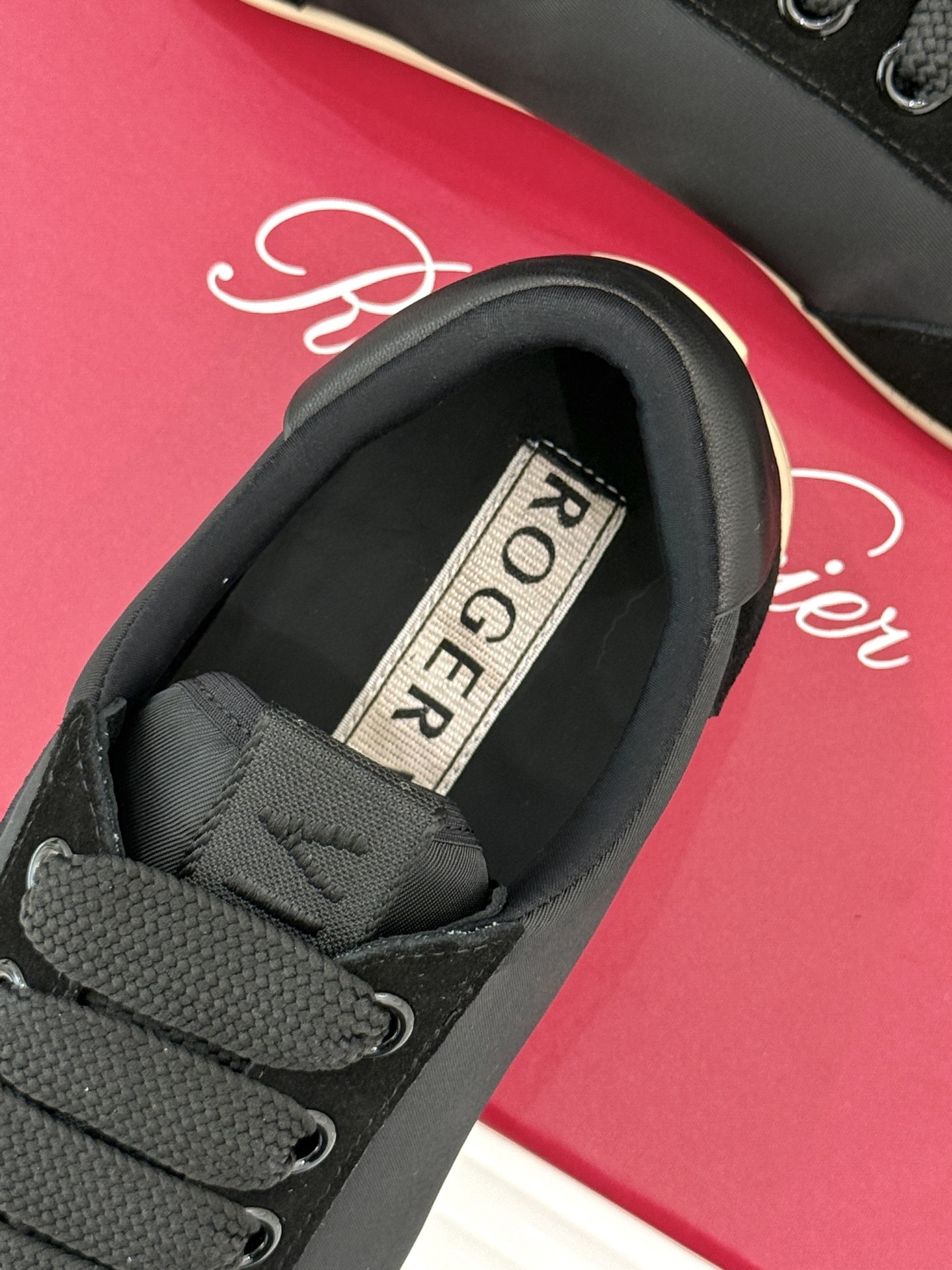 Roger vivier | RV25WF新品方扣
休闲德训鞋
以新款方扣德训鞋续写经典篇章。
它将复