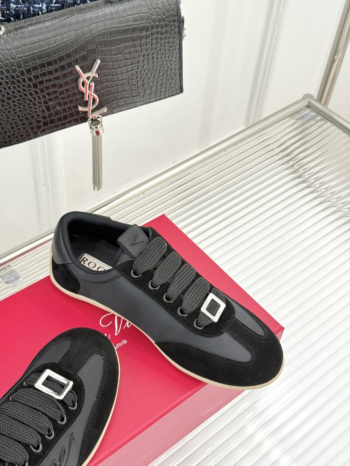 Roger vivier | RV25WF新品方扣
休闲德训鞋
以新款方扣德训鞋续写经典篇章。
它将复