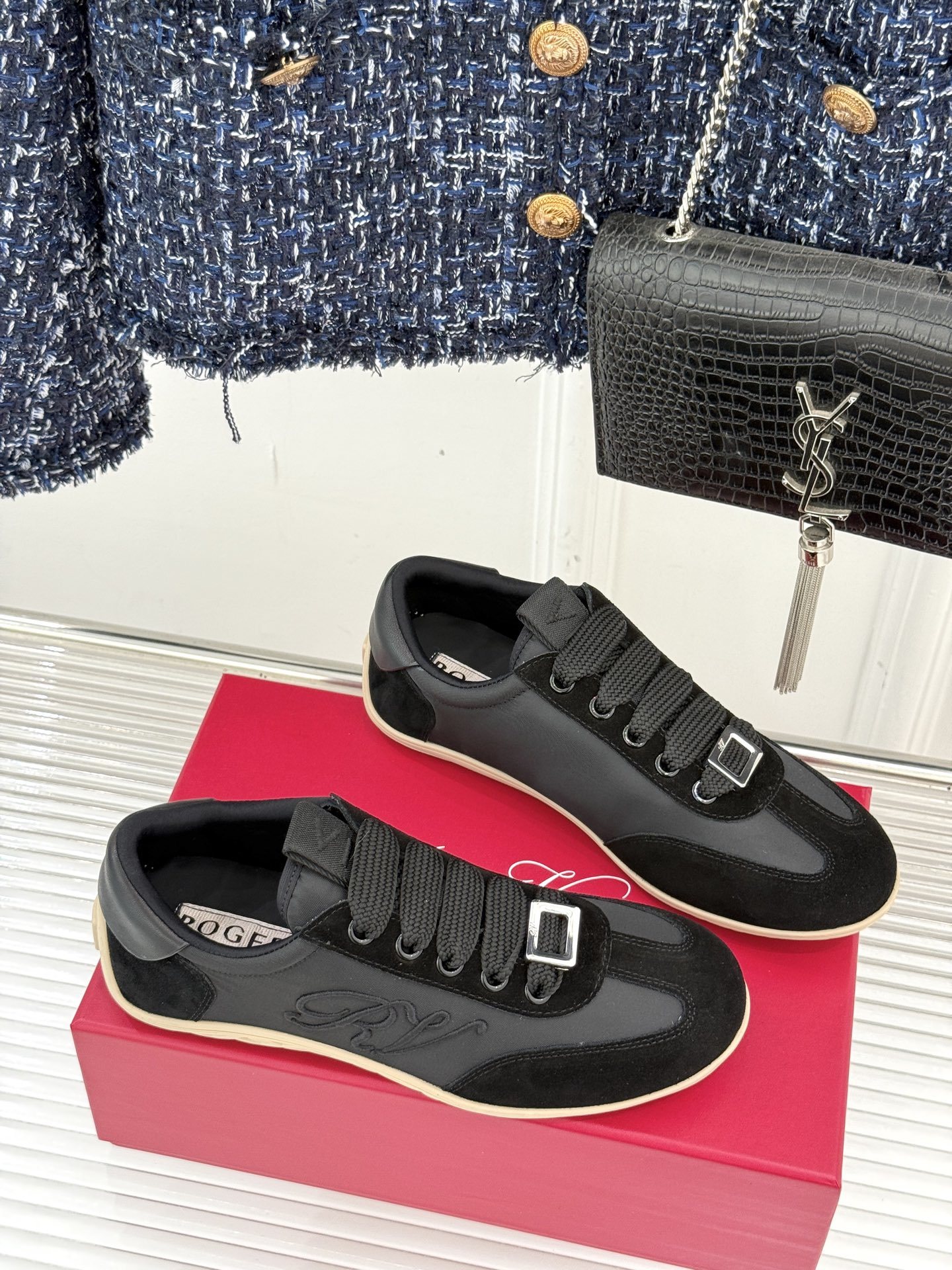 Roger vivier | RV25WF新品方扣
休闲德训鞋
以新款方扣德训鞋续写经典篇章。
它将复