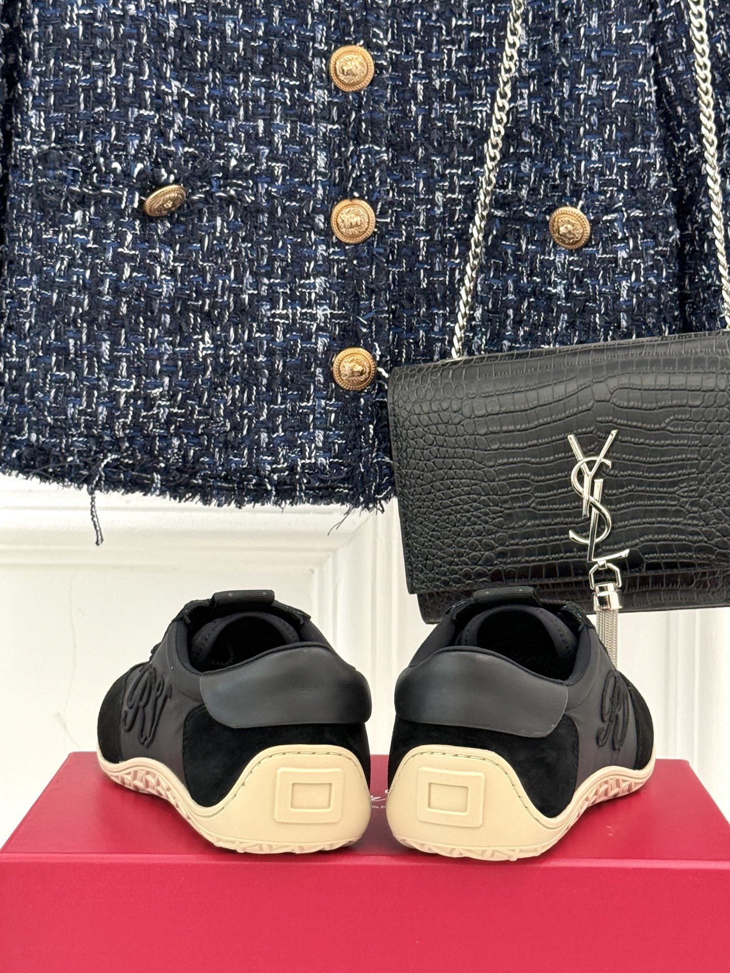 Roger vivier | RV25WF新品方扣
休闲德训鞋
以新款方扣德训鞋续写经典篇章。
它将复