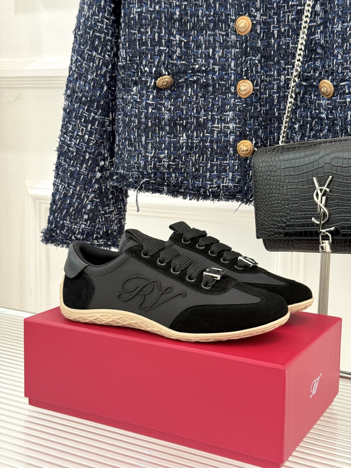 Roger vivier | RV25WF新品方扣
休闲德训鞋
以新款方扣德训鞋续写经典篇章。
它将复
