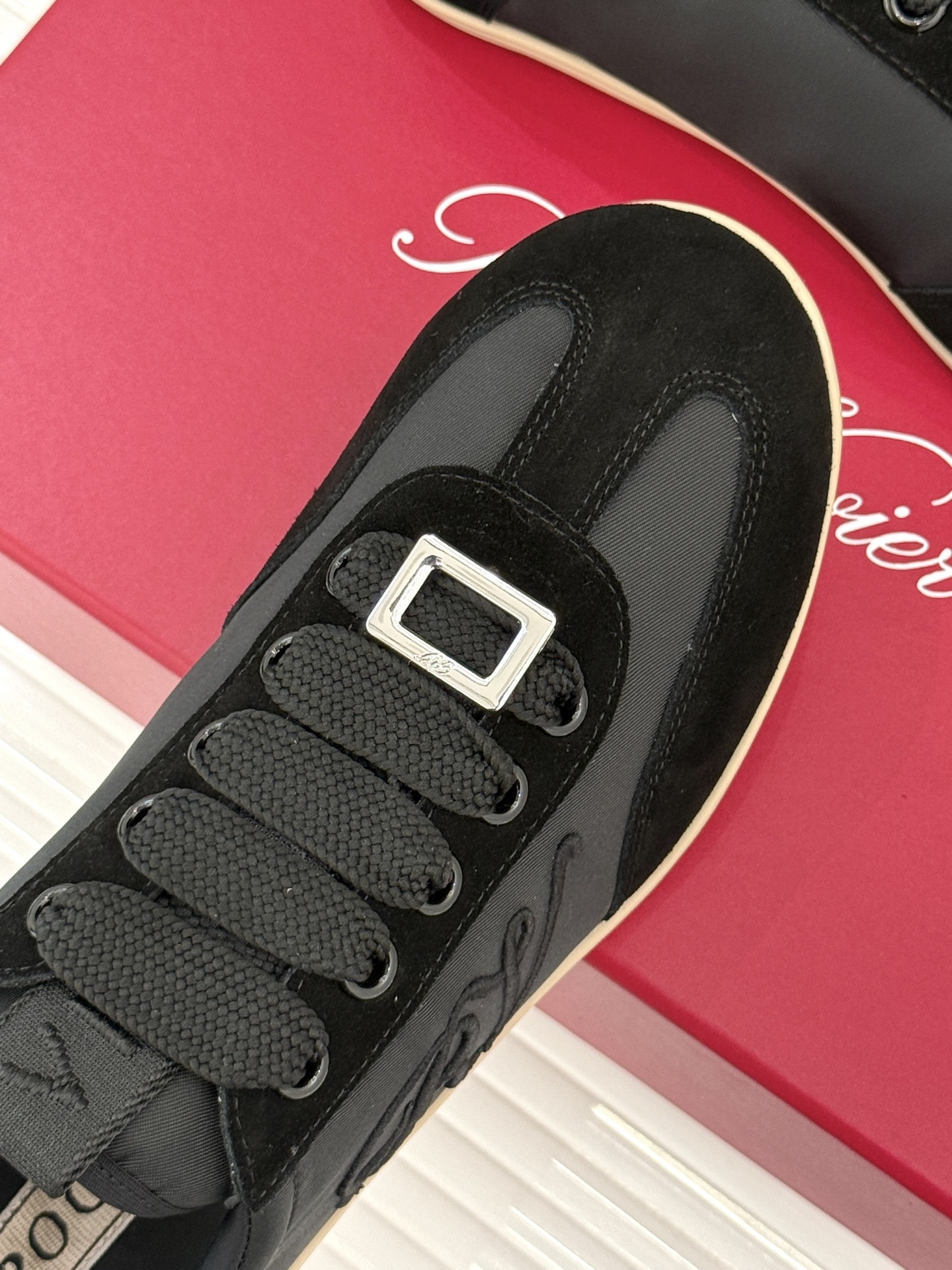 Roger vivier | RV25WF新品方扣
休闲德训鞋
以新款方扣德训鞋续写经典篇章。
它将复