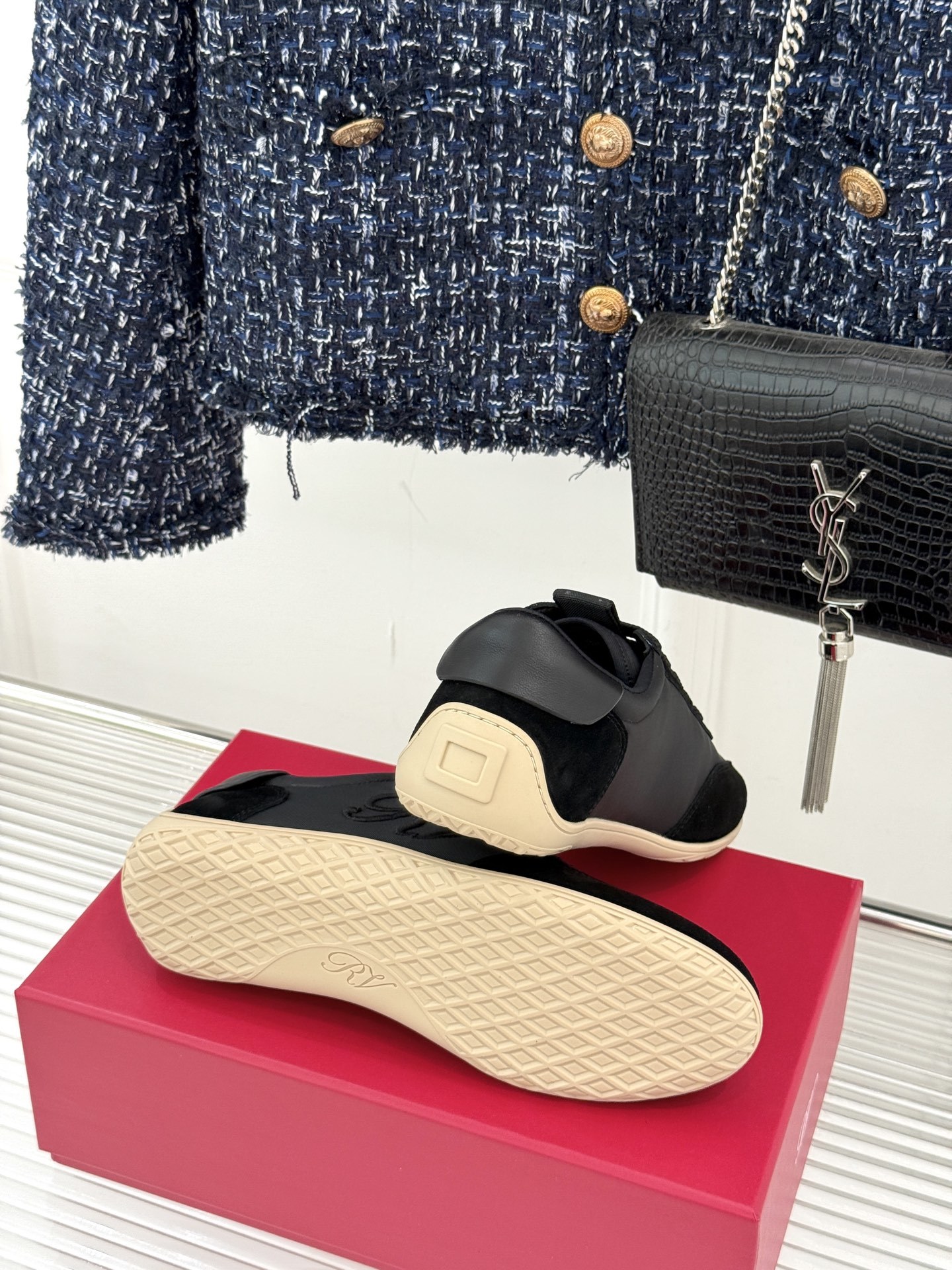 Roger vivier | RV25WF新品方扣
休闲德训鞋
以新款方扣德训鞋续写经典篇章。
它将复
