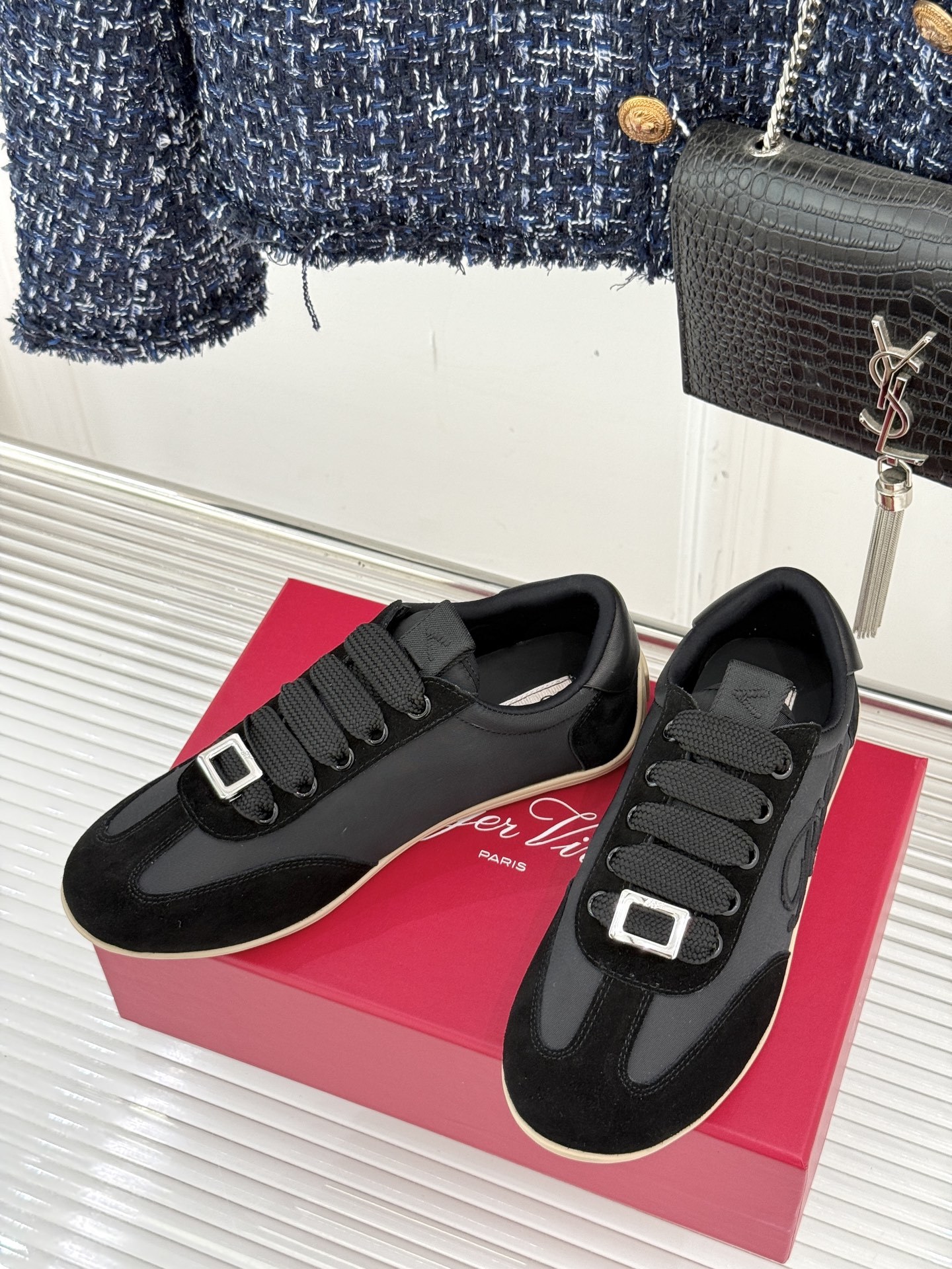 Roger vivier | RV25WF新品方扣
休闲德训鞋
以新款方扣德训鞋续写经典篇章。
它将复