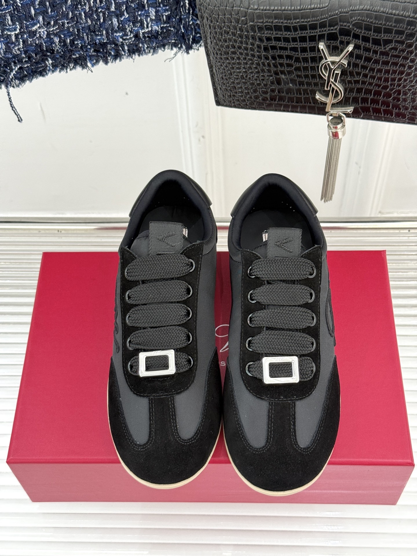 Roger vivier | RV25WF新品方扣
休闲德训鞋
以新款方扣德训鞋续写经典篇章。
它将复