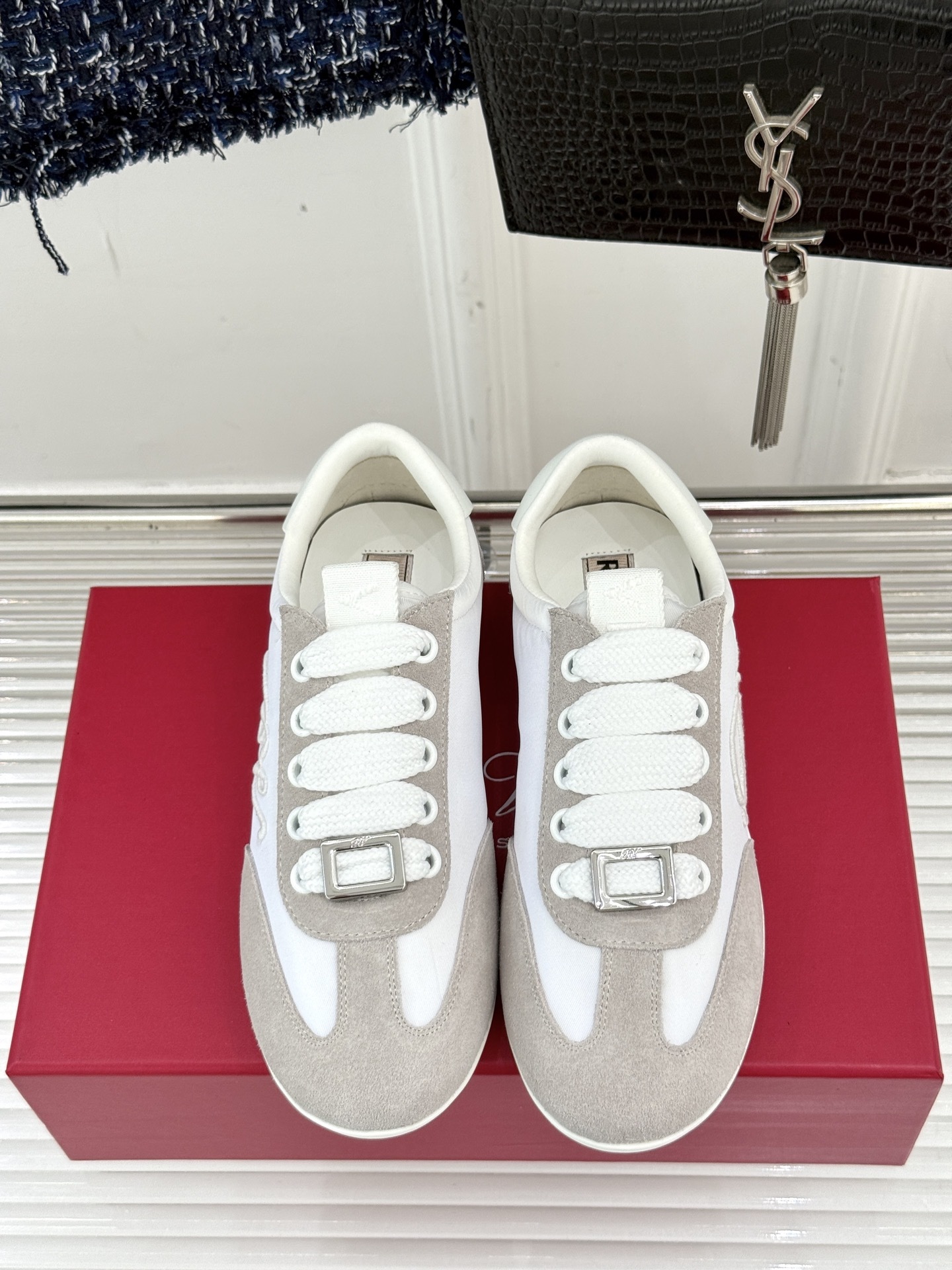 Roger vivier | RV25WF新品方扣
休闲德训鞋
以新款方扣德训鞋续写经典篇章。
它将复