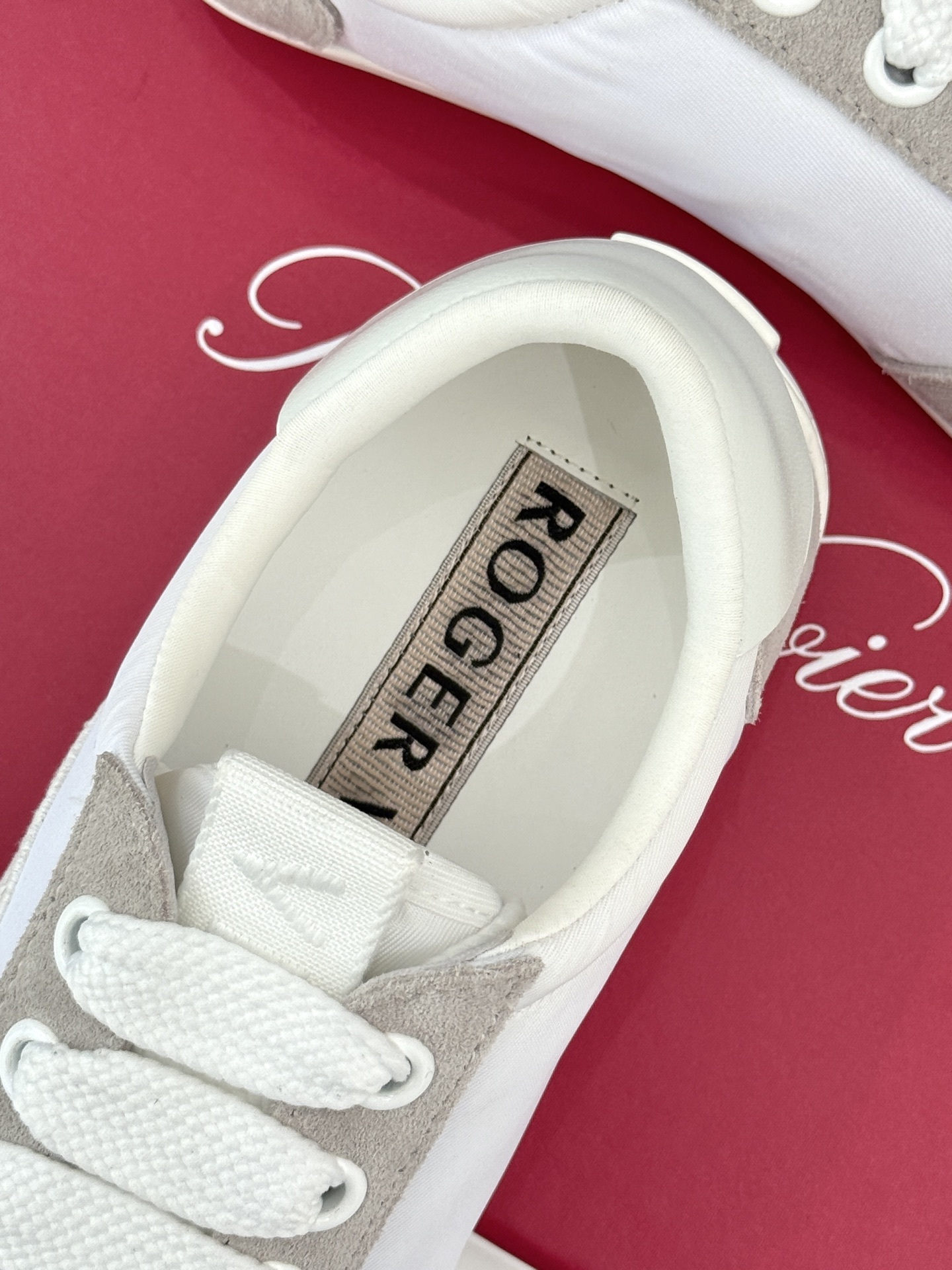 Roger vivier | RV25WF新品方扣
休闲德训鞋
以新款方扣德训鞋续写经典篇章。
它将复