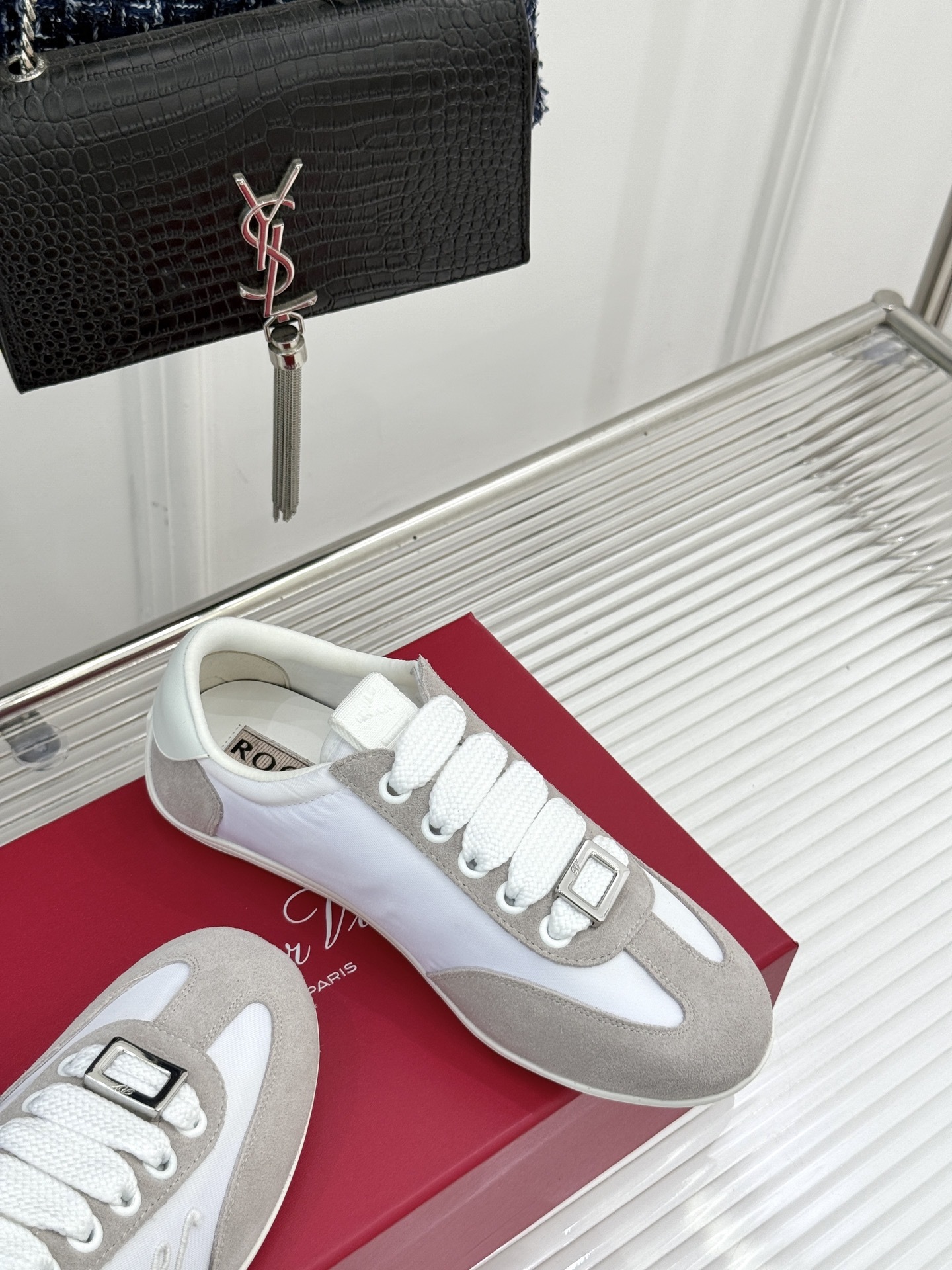 Roger vivier | RV25WF新品方扣
休闲德训鞋
以新款方扣德训鞋续写经典篇章。
它将复